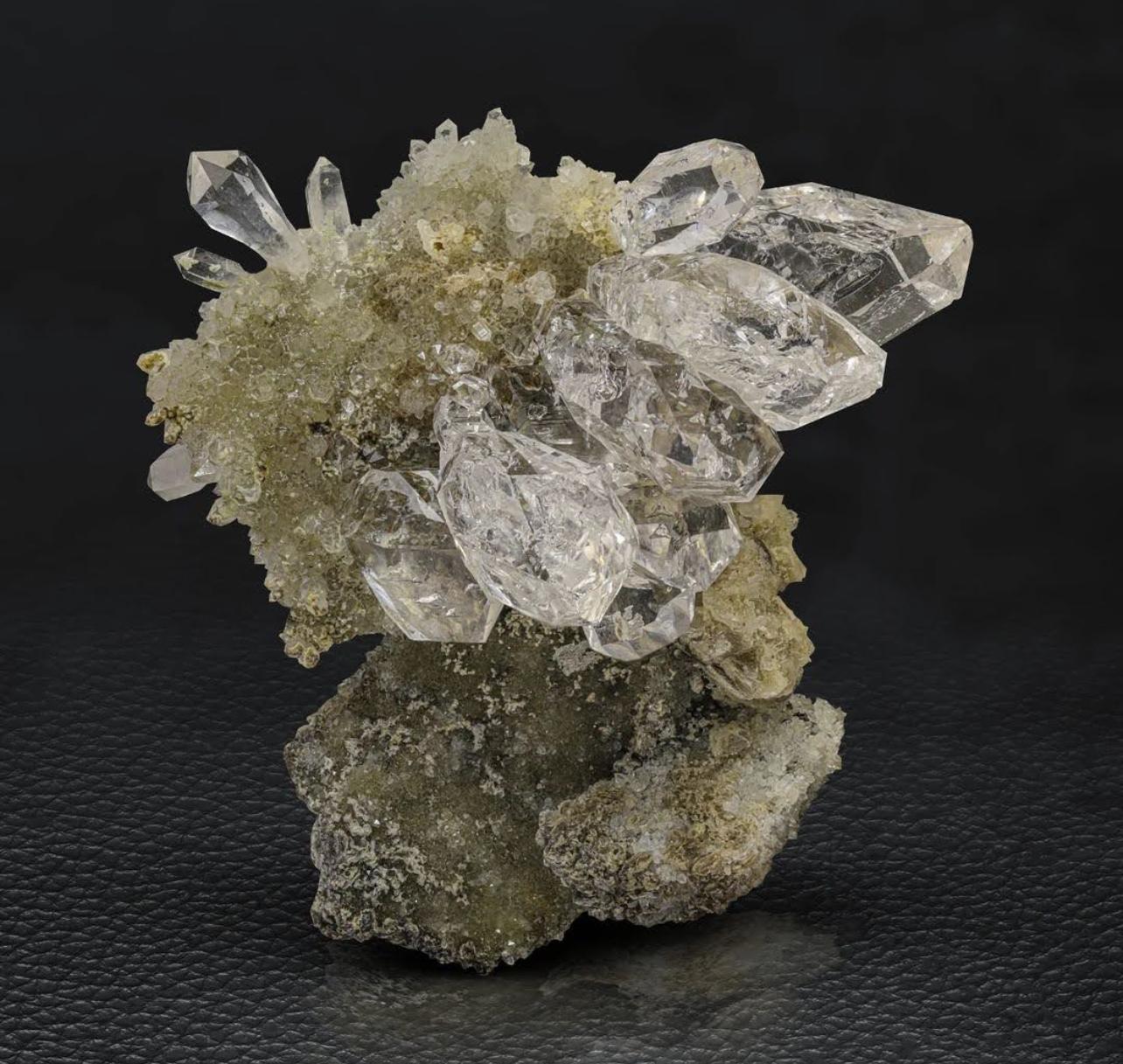 41 Grams Clear Diamond Quartz Crystals On Yellow Druzy Calcite From Pakistan In Good Condition For Sale In Peshawar, PK