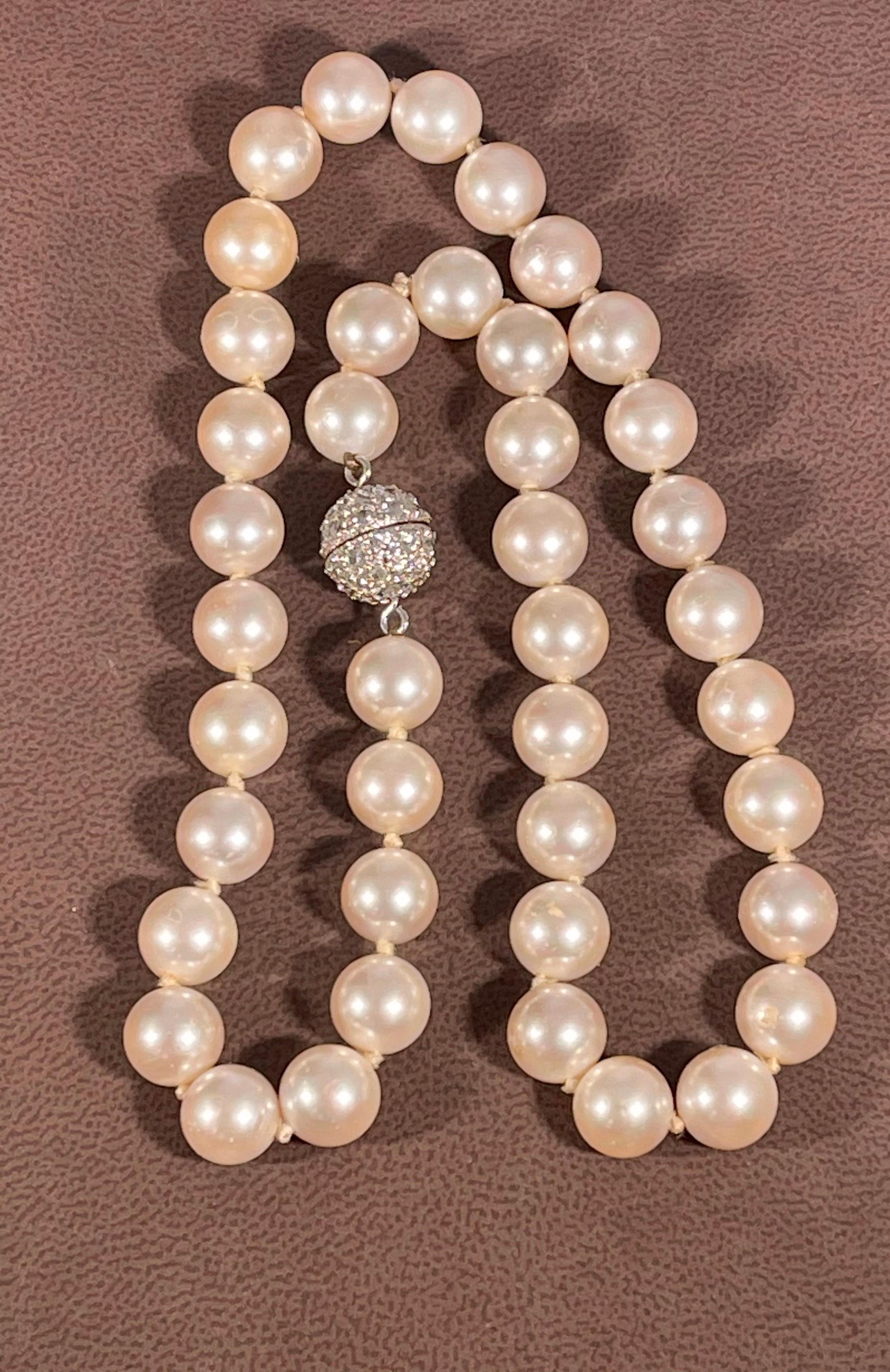 41 Round Akoya Pearls Strand Necklace Set in metal ball Clasp just look like diamonds
it is a very nice pearl necklace.
18 Inch long
metal clasp with zirconium stone
9-10   mm Pearls  
metal ball clasp with stones all around it.
Zirconium