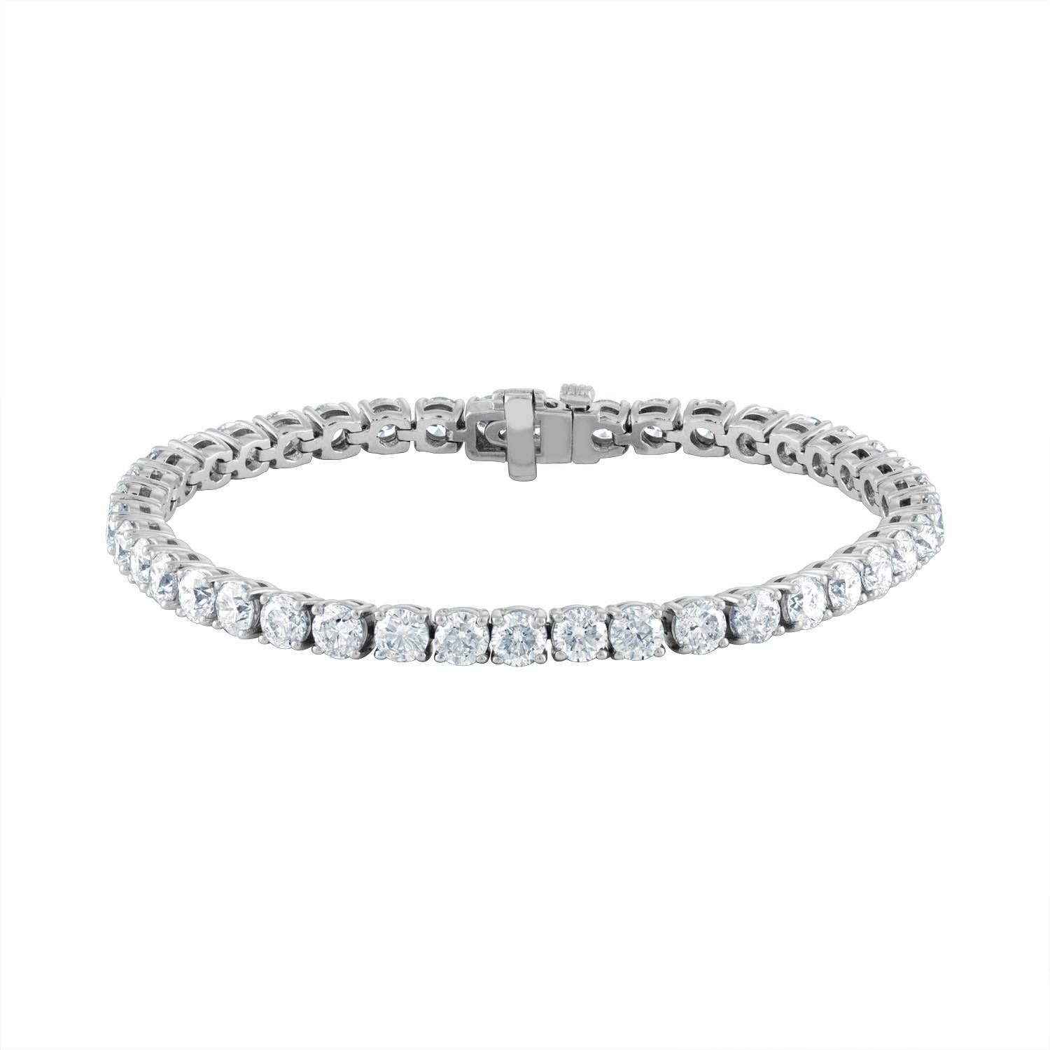 41 Round Brilliant Diamonds are Set in a White Gold Tennis Bracelet For Sale at 1stDibs