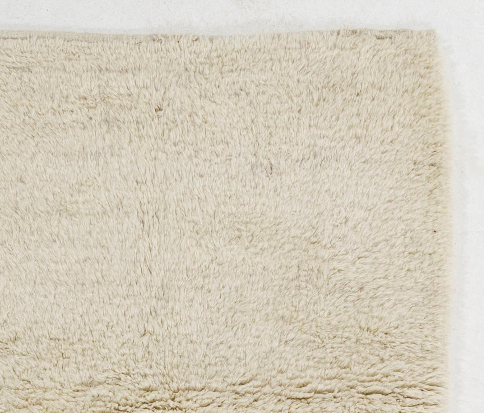 Plain elfenbeinfarbener Tulu-Teppich, 100 % weiche, natürliche, ungefärbte Wolle, individuelle Optionen (Türkisch) im Angebot