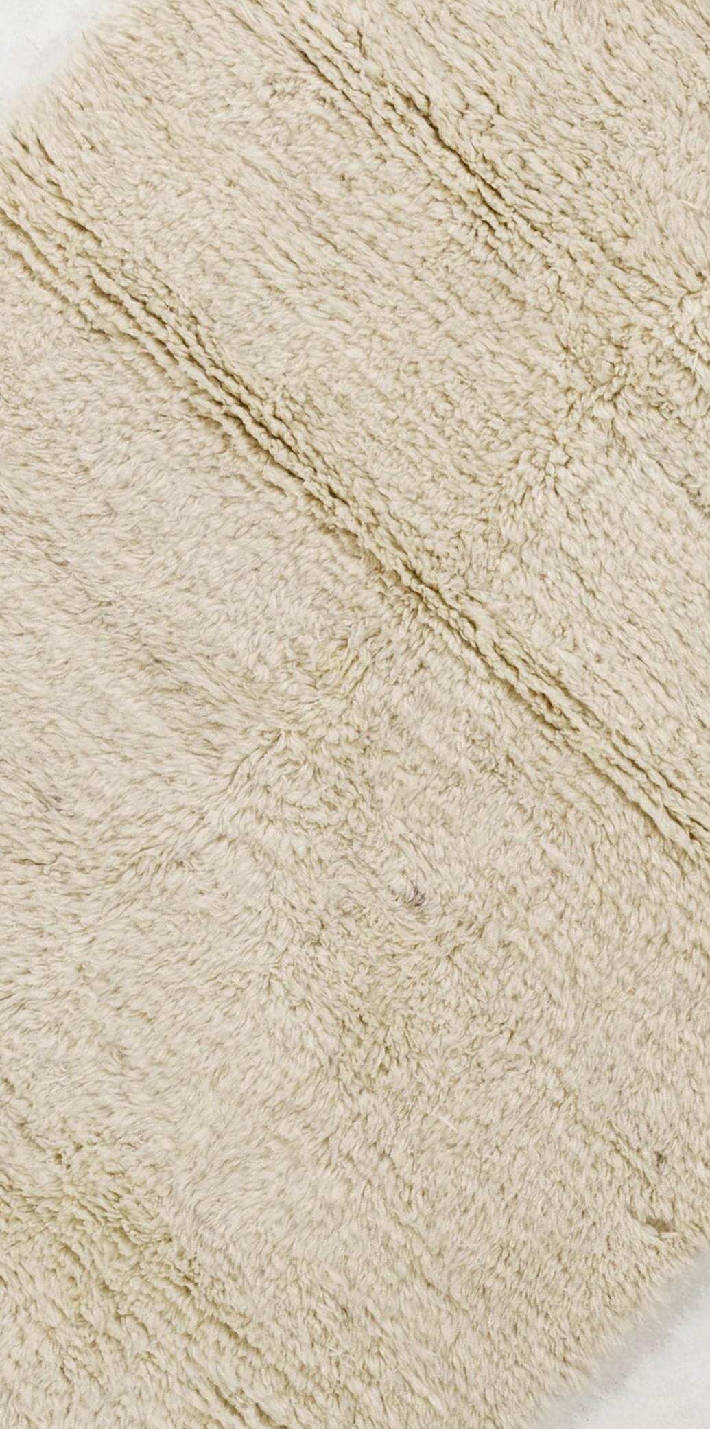 Plain elfenbeinfarbener Tulu-Teppich, 100 % weiche, natürliche, ungefärbte Wolle, individuelle Optionen im Zustand „Gut“ im Angebot in Philadelphia, PA