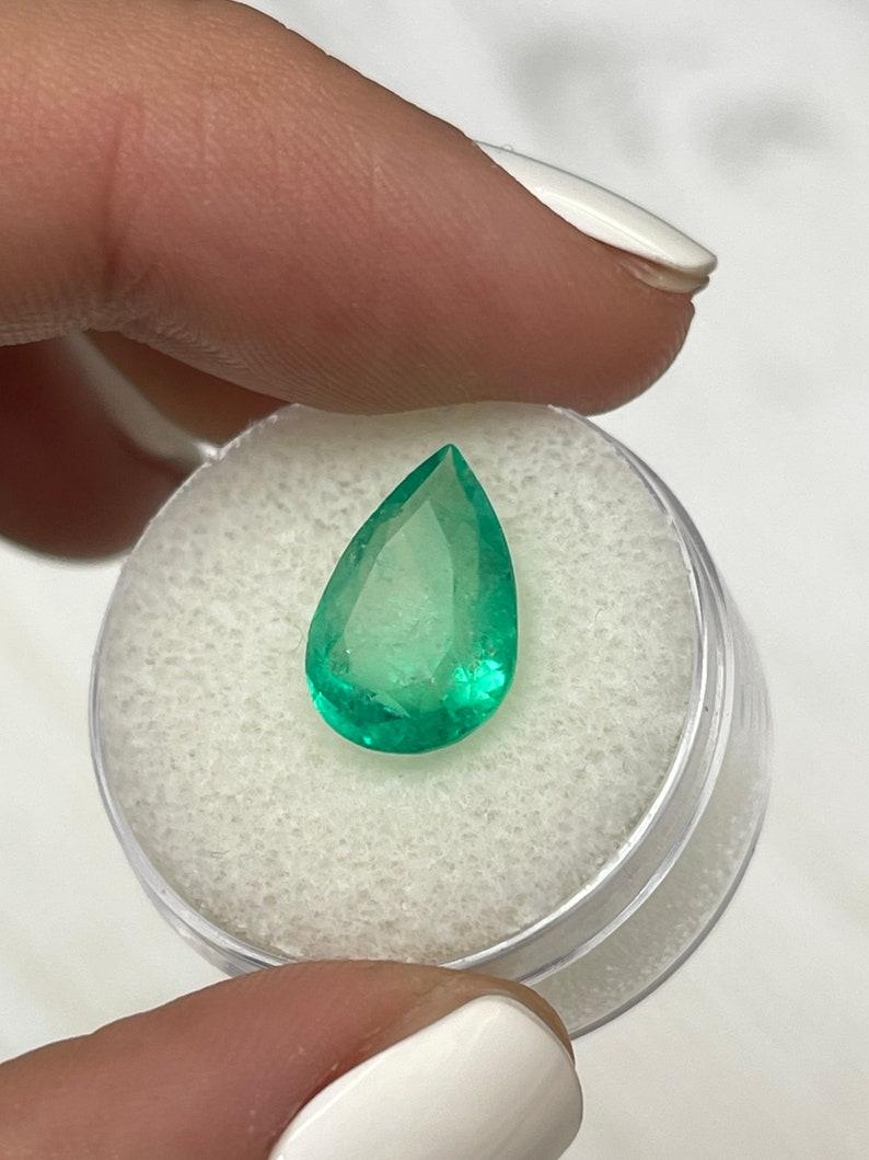 4,10 Karat Apfelgrüner kolumbianischer Smaragd im Birnenschliff - Tropfenschliff Loser Smaragd Mai im Zustand „Neu“ im Angebot in Jupiter, FL