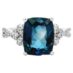 Anello con Topazio Blu London a cuscino da 4,10 carati e diamanti in oro bianco 14K, misura 7