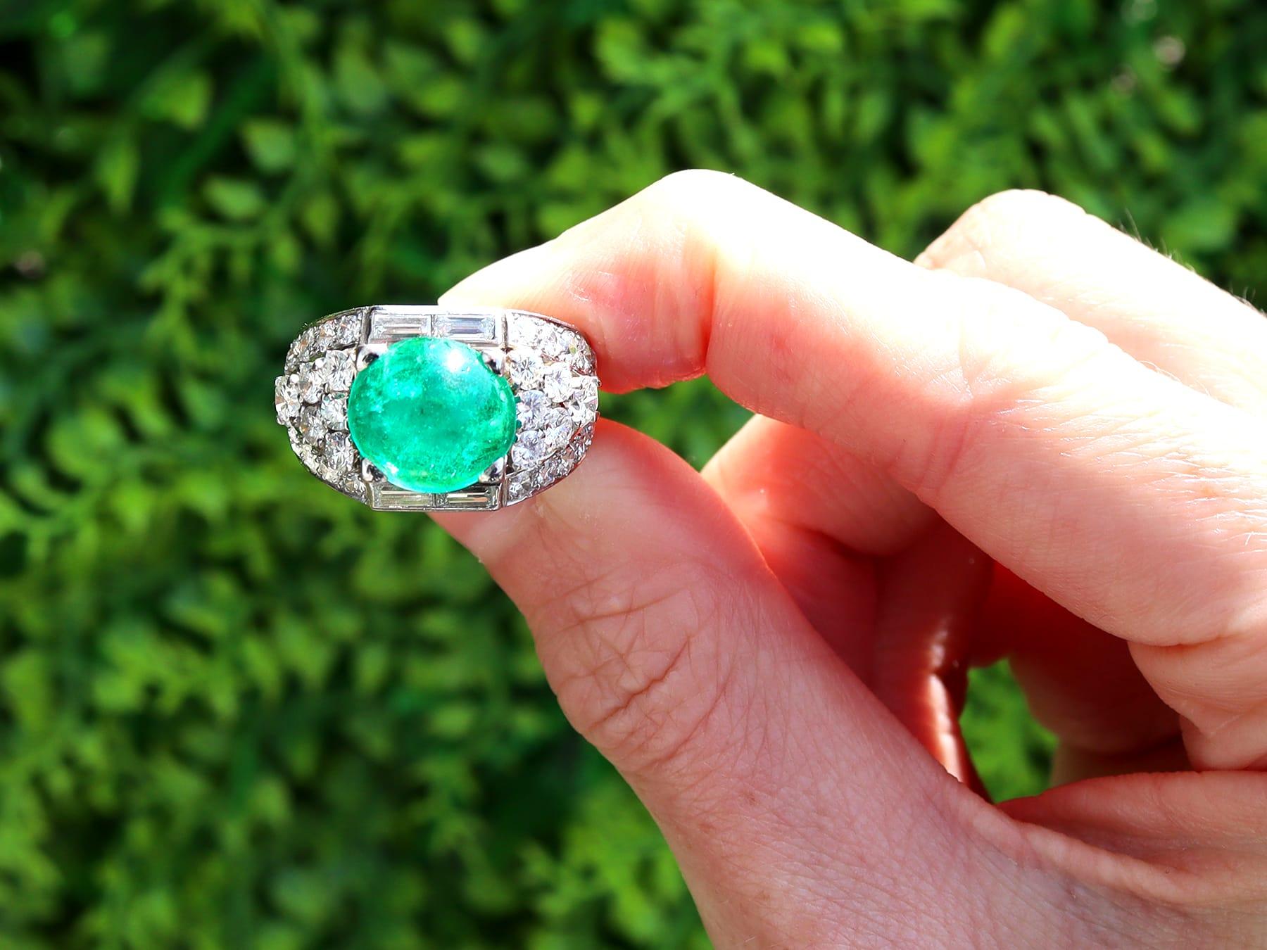 Ein atemberaubender, feiner und beeindruckender antiker 4,10 Karat kolumbianischer Smaragd und 2,28 Karat Diamant, Platin-Cocktailring; Teil unserer vielfältigen antiken Smaragdschmuck- und Nachlass-Schmuckkollektionen.

Dieser atemberaubende, feine