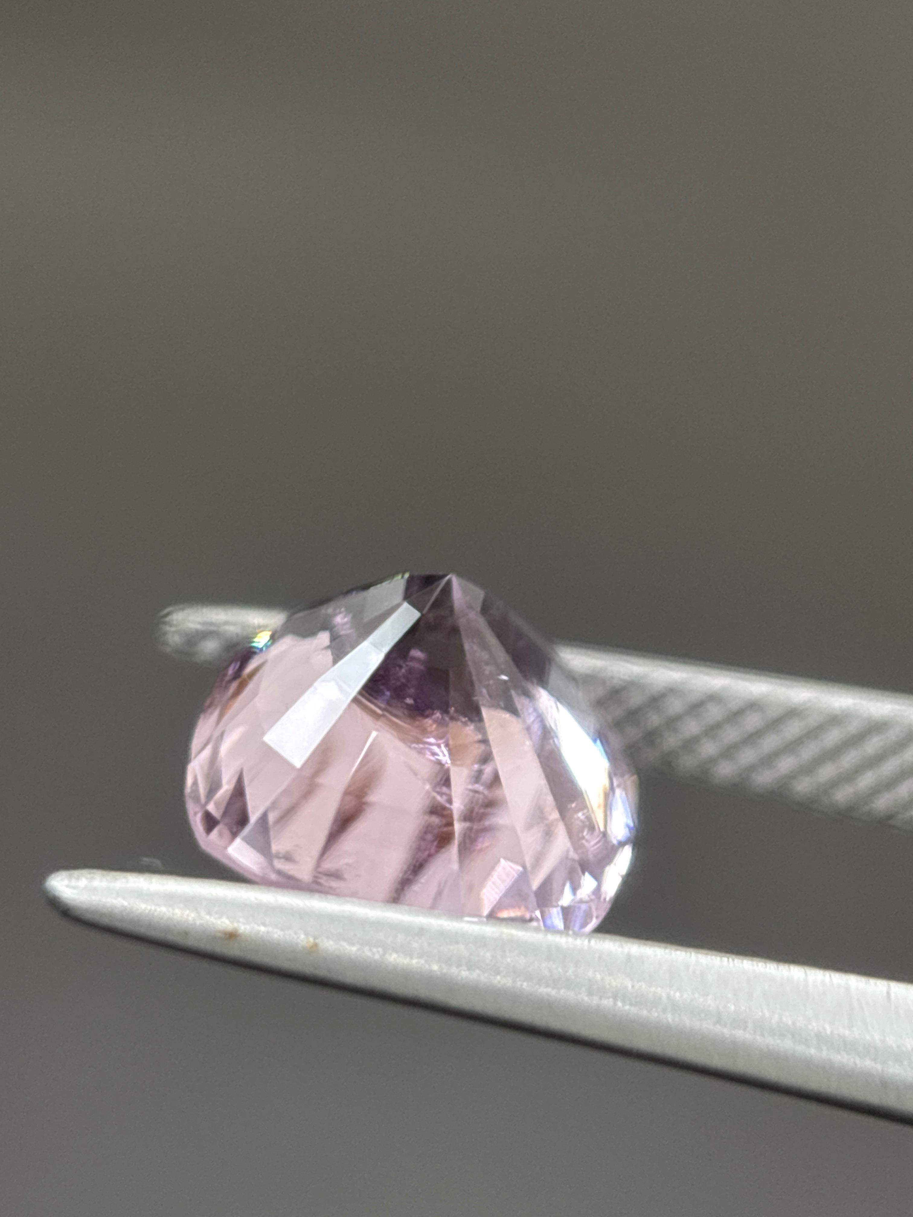 Entdecken Sie den faszinierenden Glanz dieses rosafarbenen Burma-Spinells von 4,10 Karat, einem Edelstein mit Seltenheitswert und Prestige. Dieser Edelstein stammt direkt aus den berühmten Mogok-Minen - einer Region, die für die feinsten Spinelle