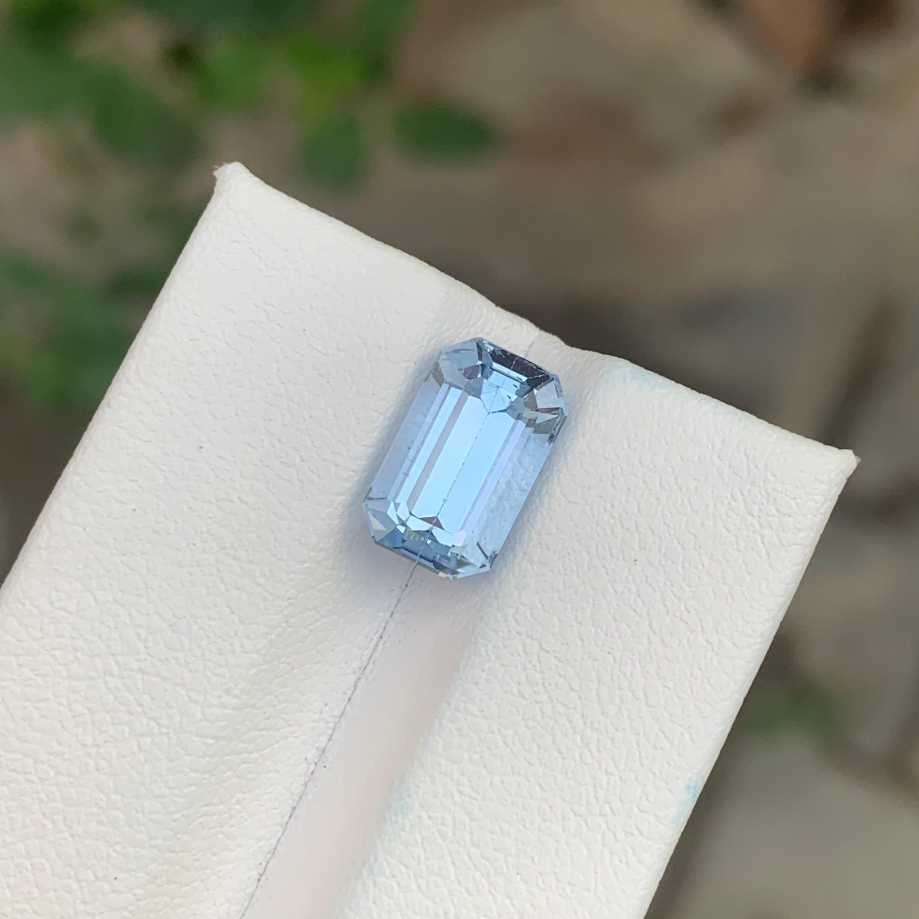 Goshenite à facettes

Poids : 4,10 carats
Dimension : 11,3 x 7 x 6,7 mm
Origine : Pakistan
Forme : Émeraude 
Couleur : Bleu
Certificat ; à la demande du client
.
La goshénite, une pierre précieuse captivante et intacte, appartient à la famille