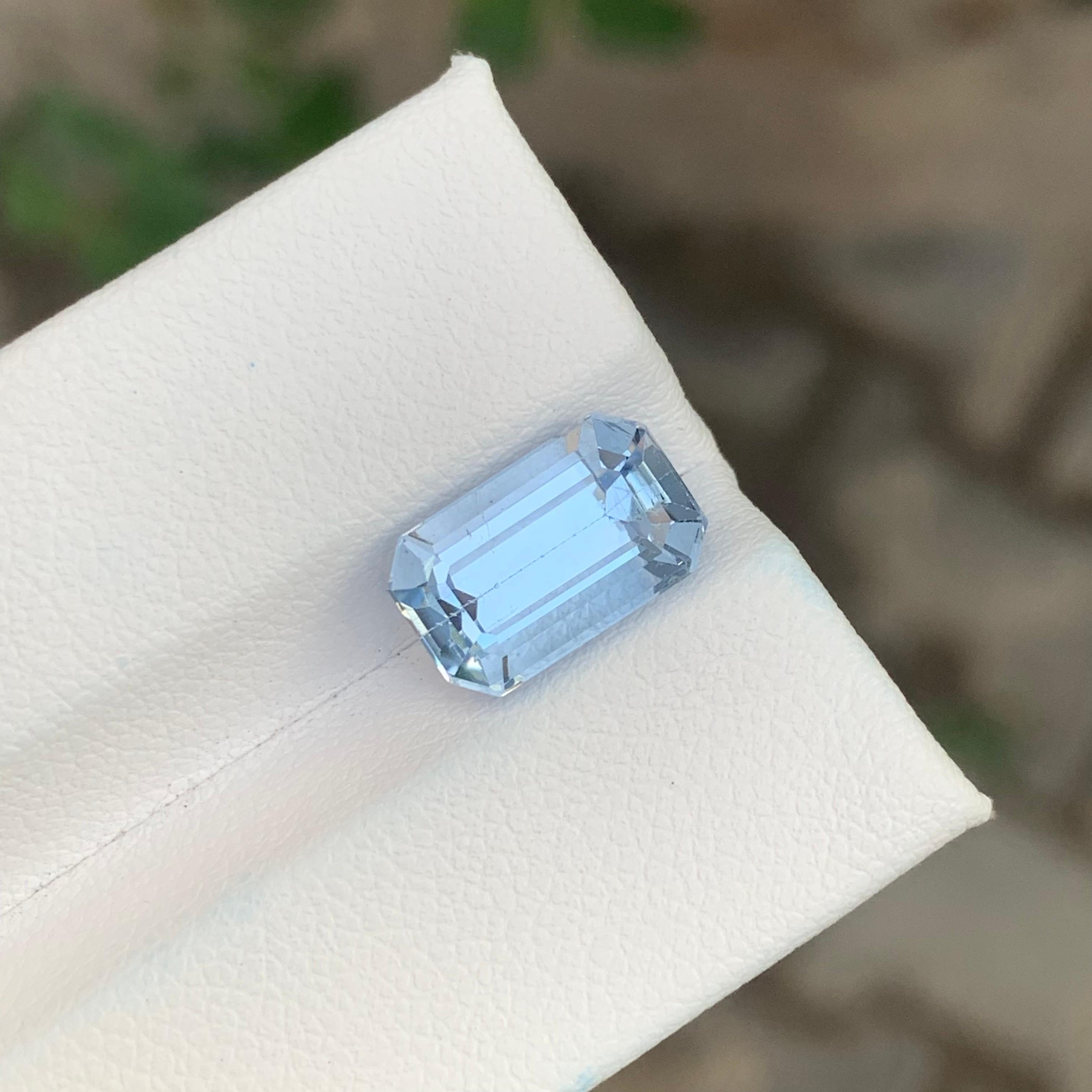 Arts and Crafts 4.10 Carat Natural Loose Goshenite Aquamarine Emerald Shape Gemstone (pierre précieuse en forme d'émeraude) en vente