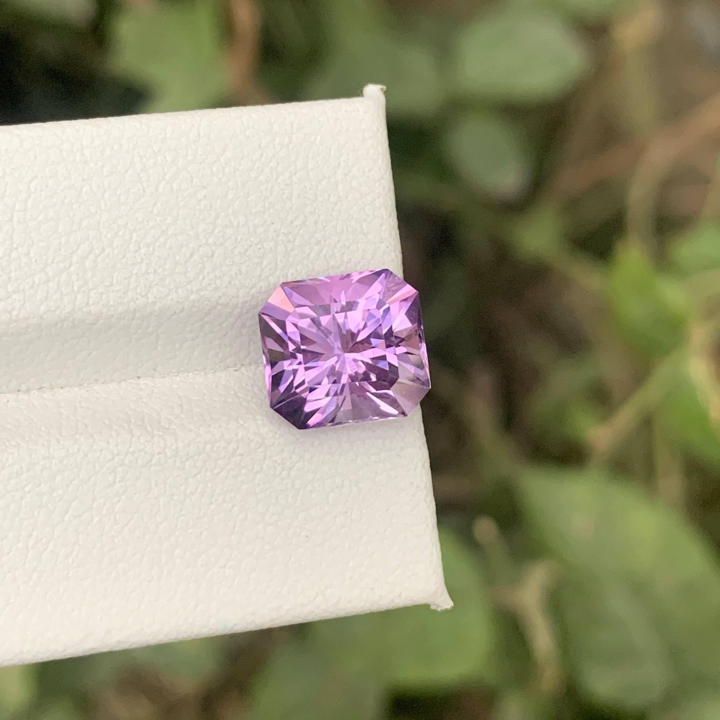 Moderne 4.10 Carat Natural Loose Purple Amethyst Stone Custom Cut Brazilian Gemstone (pierre précieuse brésilienne taillée sur mesure) en vente