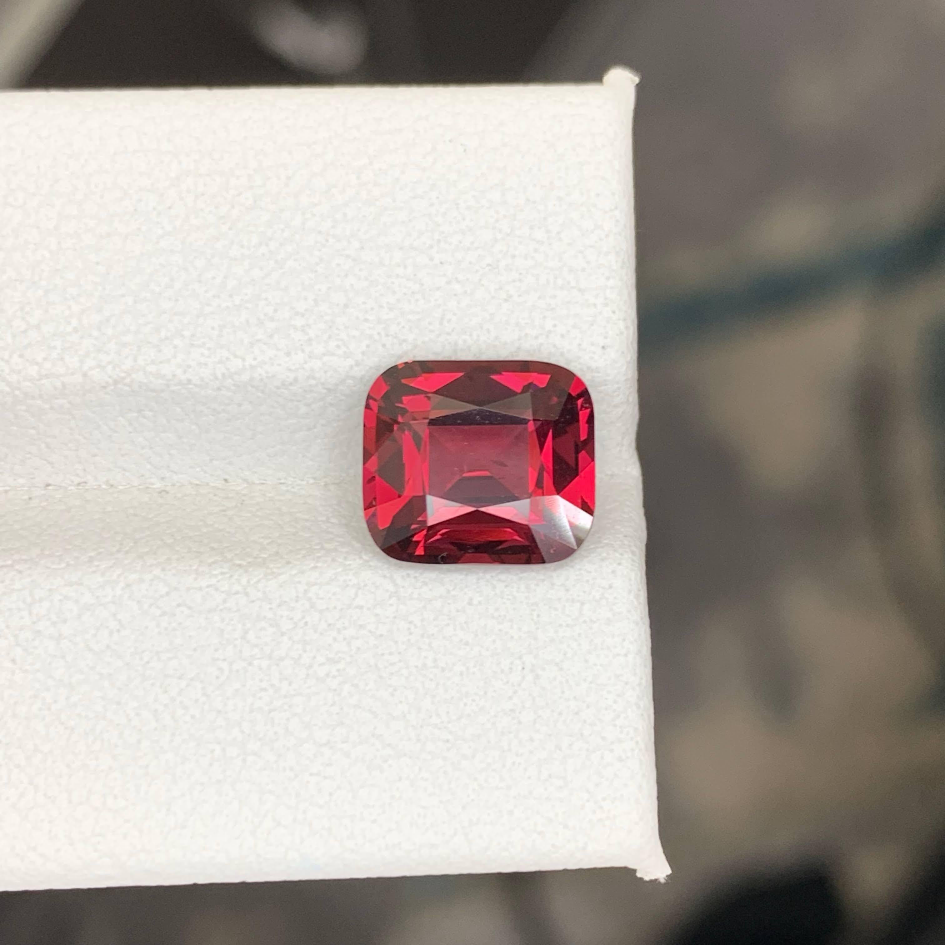 Moderne 4.10 Carat Natural Loose Red Garnet Stone Cushion Cut Tanzanian Gemstone (pierre précieuse tanzanienne) en vente