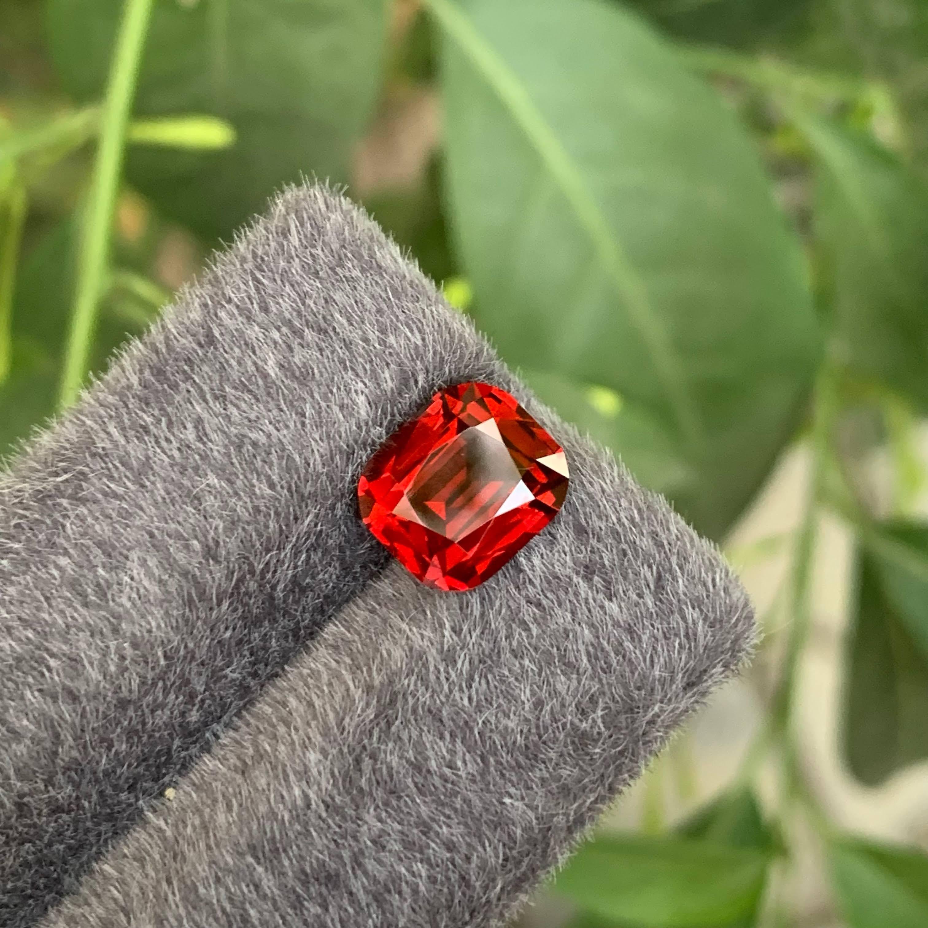 Moderne 4.10 Carat Natural Loose Reddish Orange Garnet Cushion Cut African Gemstone (pierre précieuse africaine) en vente