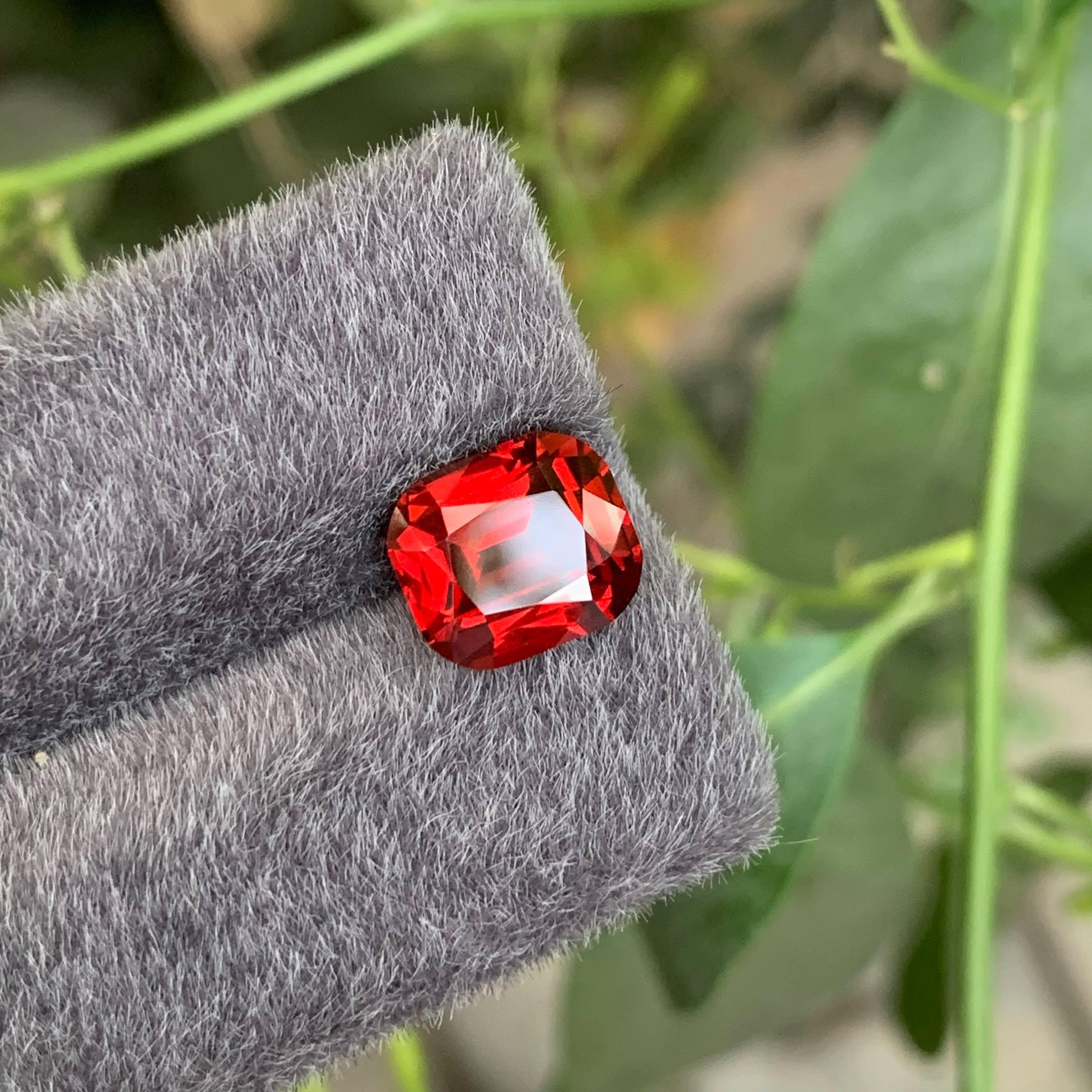 Taille coussin 4.10 Carat Natural Loose Reddish Orange Garnet Cushion Cut African Gemstone (pierre précieuse africaine) en vente