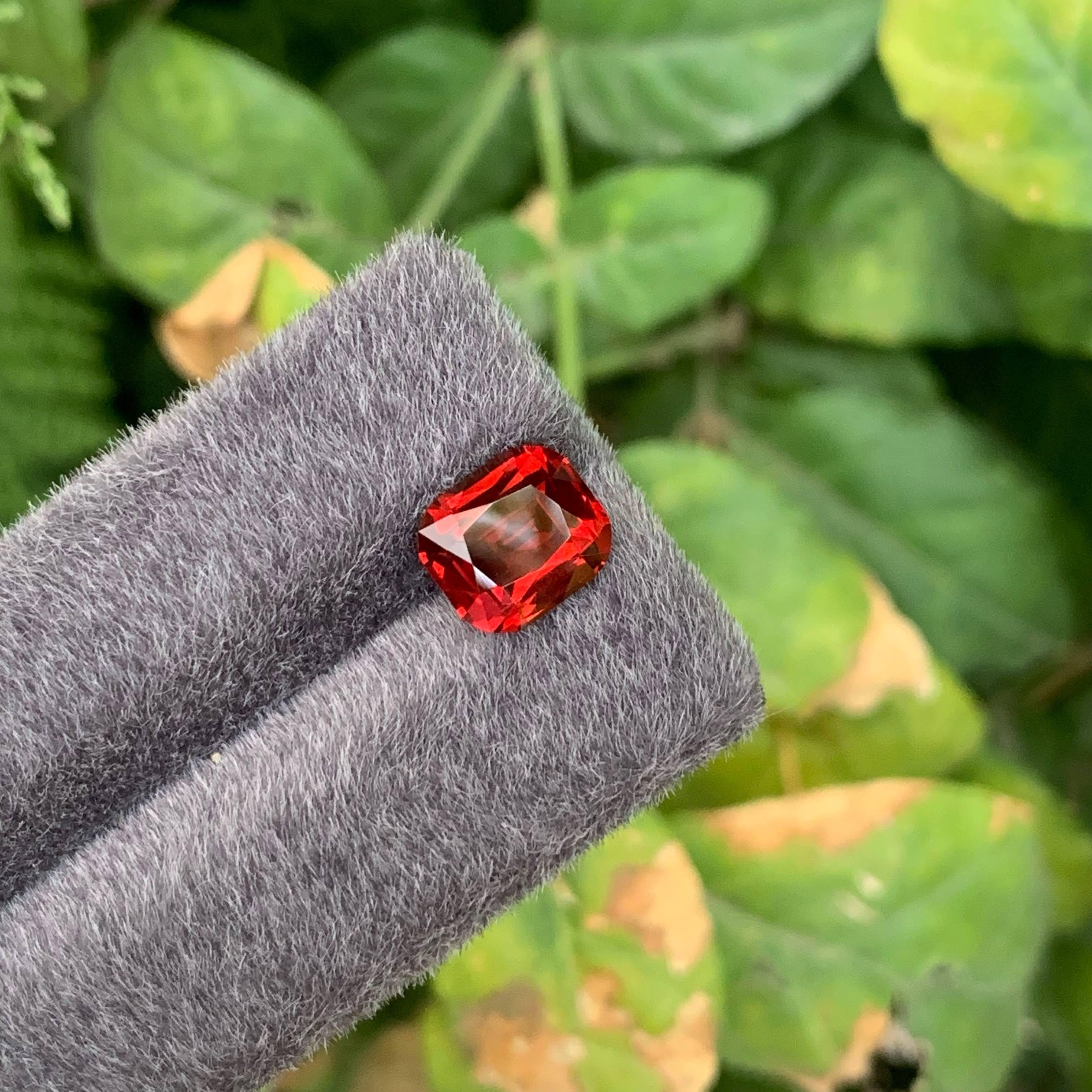 4.10 Carat Natural Loose Reddish Orange Garnet Cushion Cut African Gemstone (pierre précieuse africaine) en vente 3