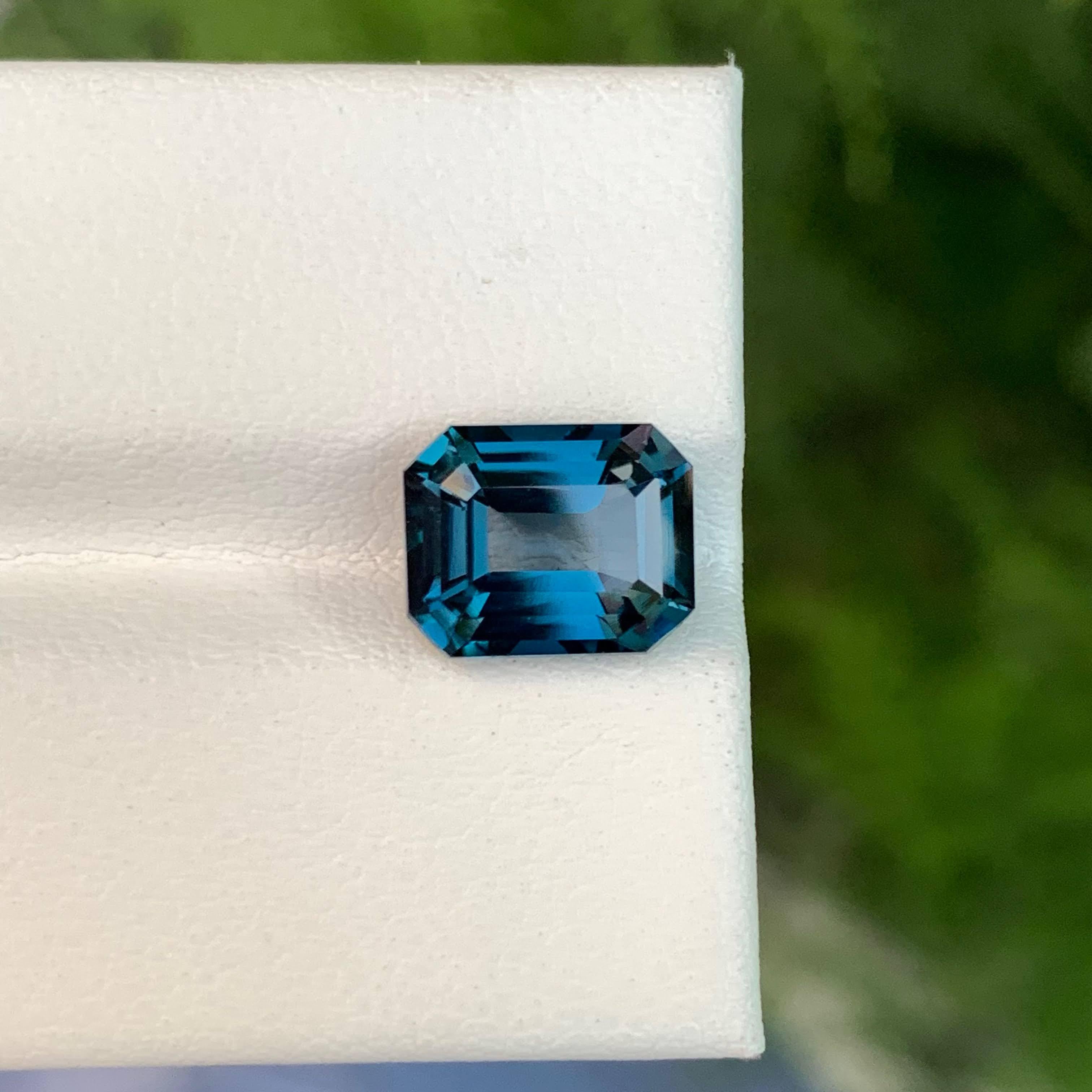 4,10 Karat Natürlicher, loser, weicher Londoner Blautopas im Smaragdschliff aus Madagaskar im Angebot 1