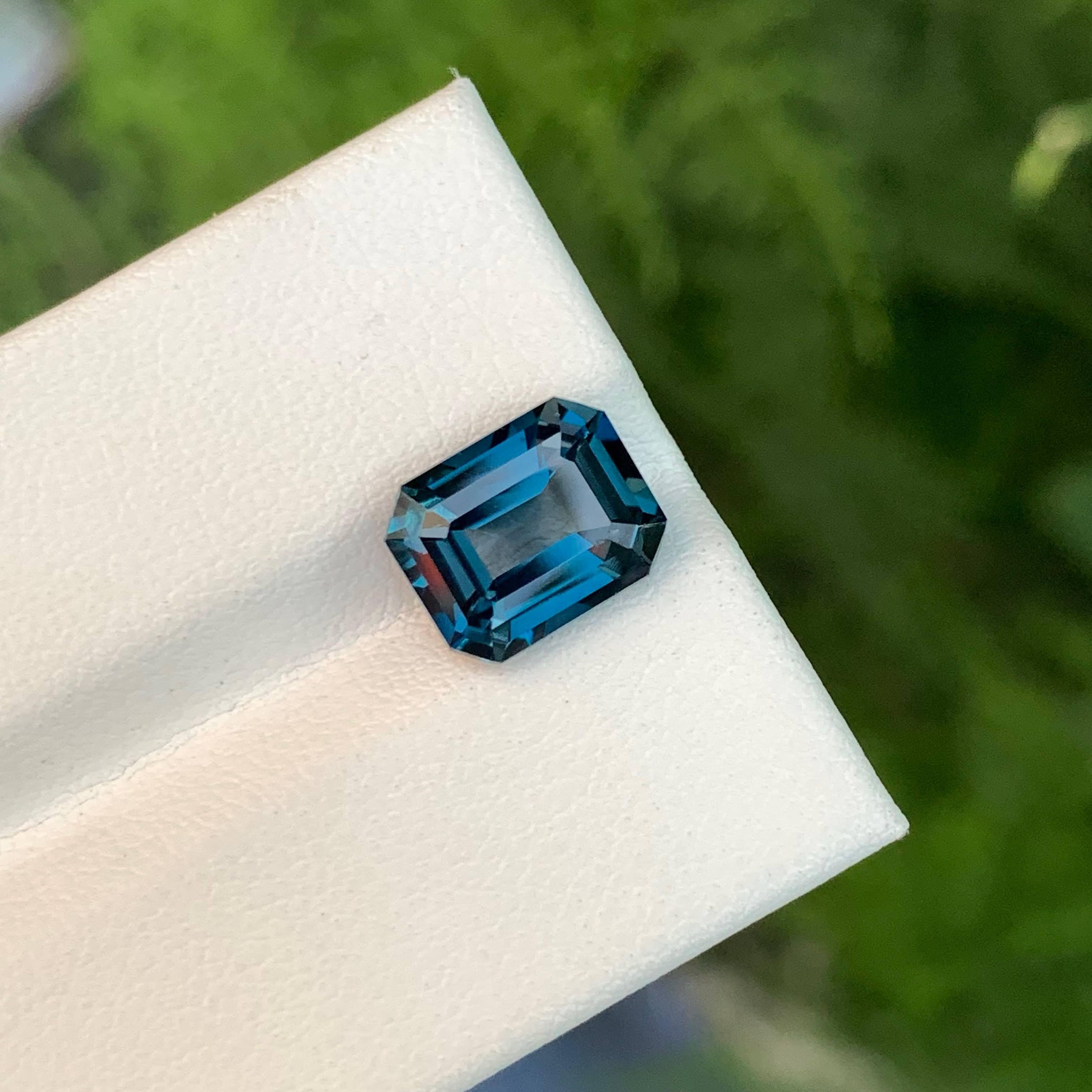 4,10 Karat Natürlicher, loser, weicher Londoner Blautopas im Smaragdschliff aus Madagaskar im Angebot 2