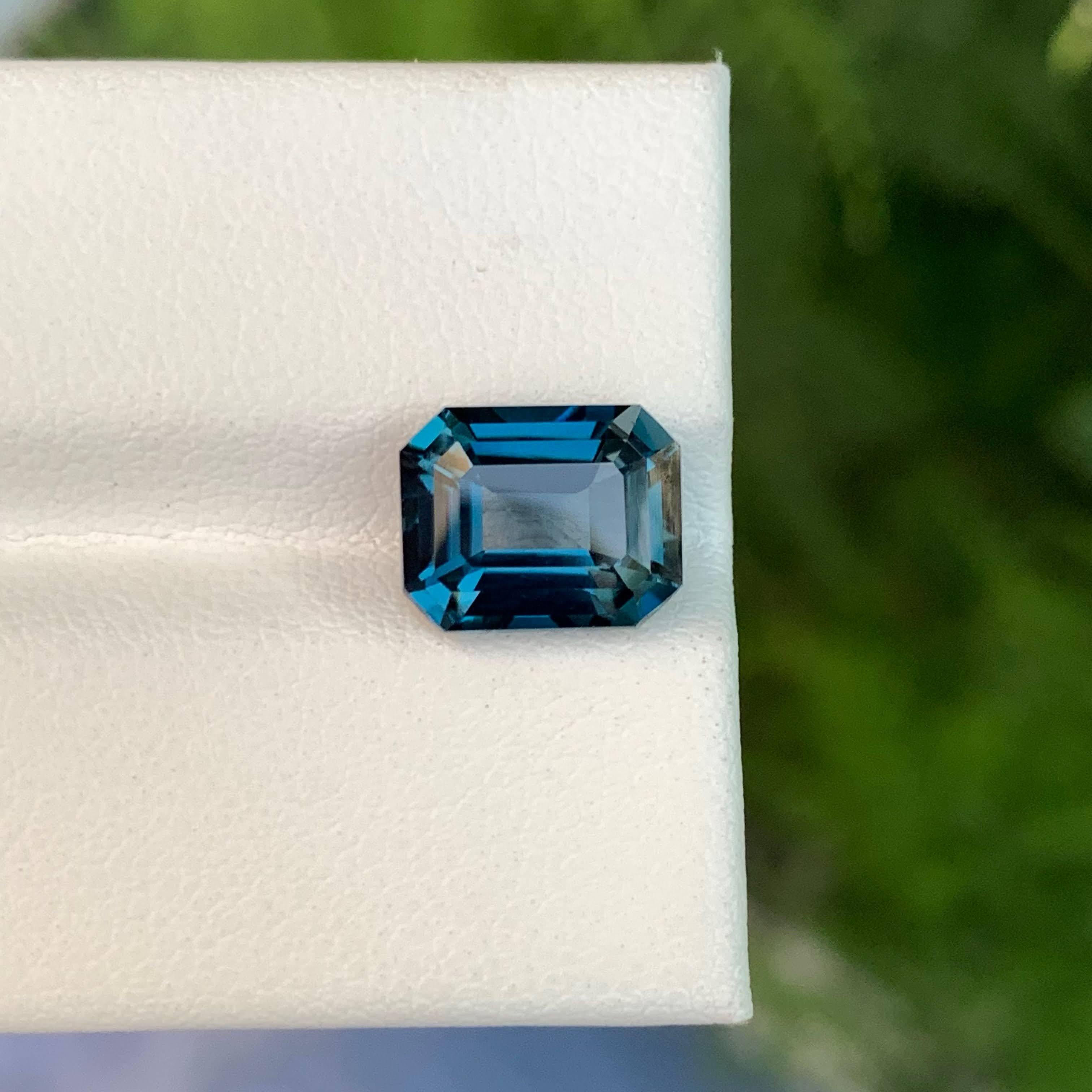 4,10 Karat Natürlicher, loser, weicher Londoner Blautopas im Smaragdschliff aus Madagaskar im Angebot 3