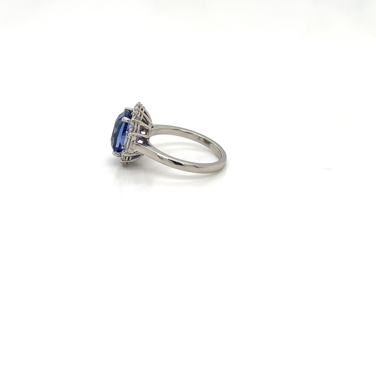 4.10 Carat Oblong Cushion Cut Blue Sapphire and Diamond Cluster Ring in Platinum In New Condition For Sale In London, GB