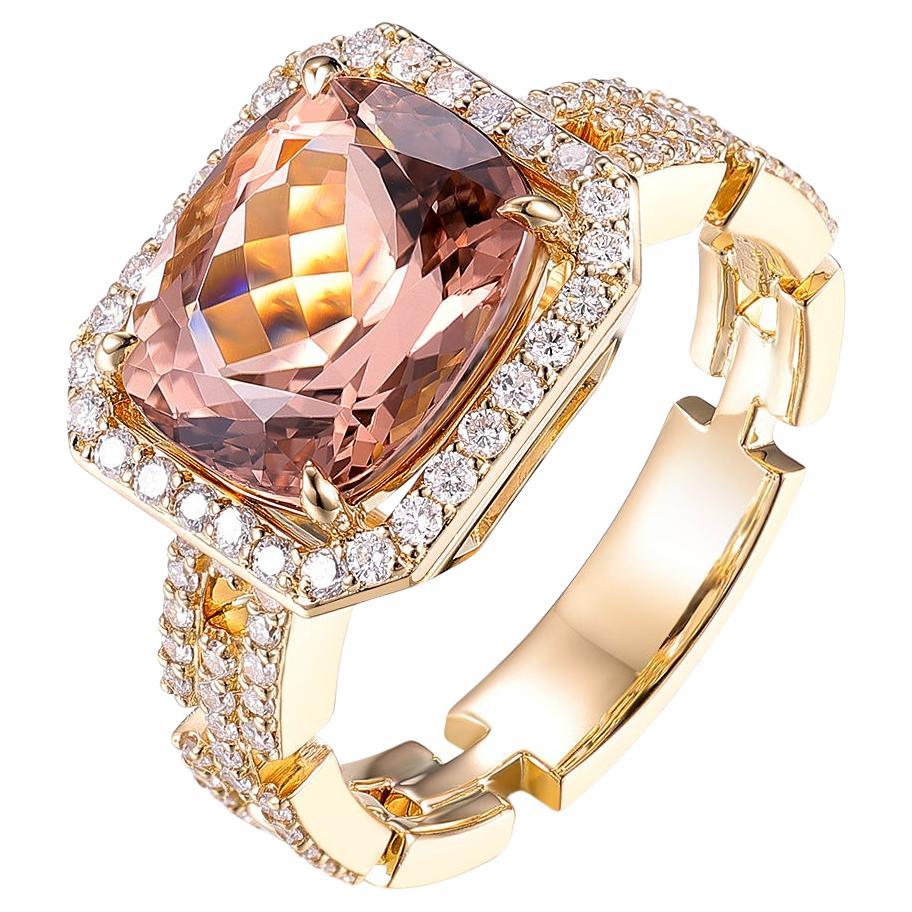 Este elegante anillo tiene como pieza central una impresionante turmalina de talla oval de 4,10 quilates, que desprende un matiz rico y cautivador. La turmalina está bellamente enmarcada por un halo de brillantes diamantes, de un total de 0.49