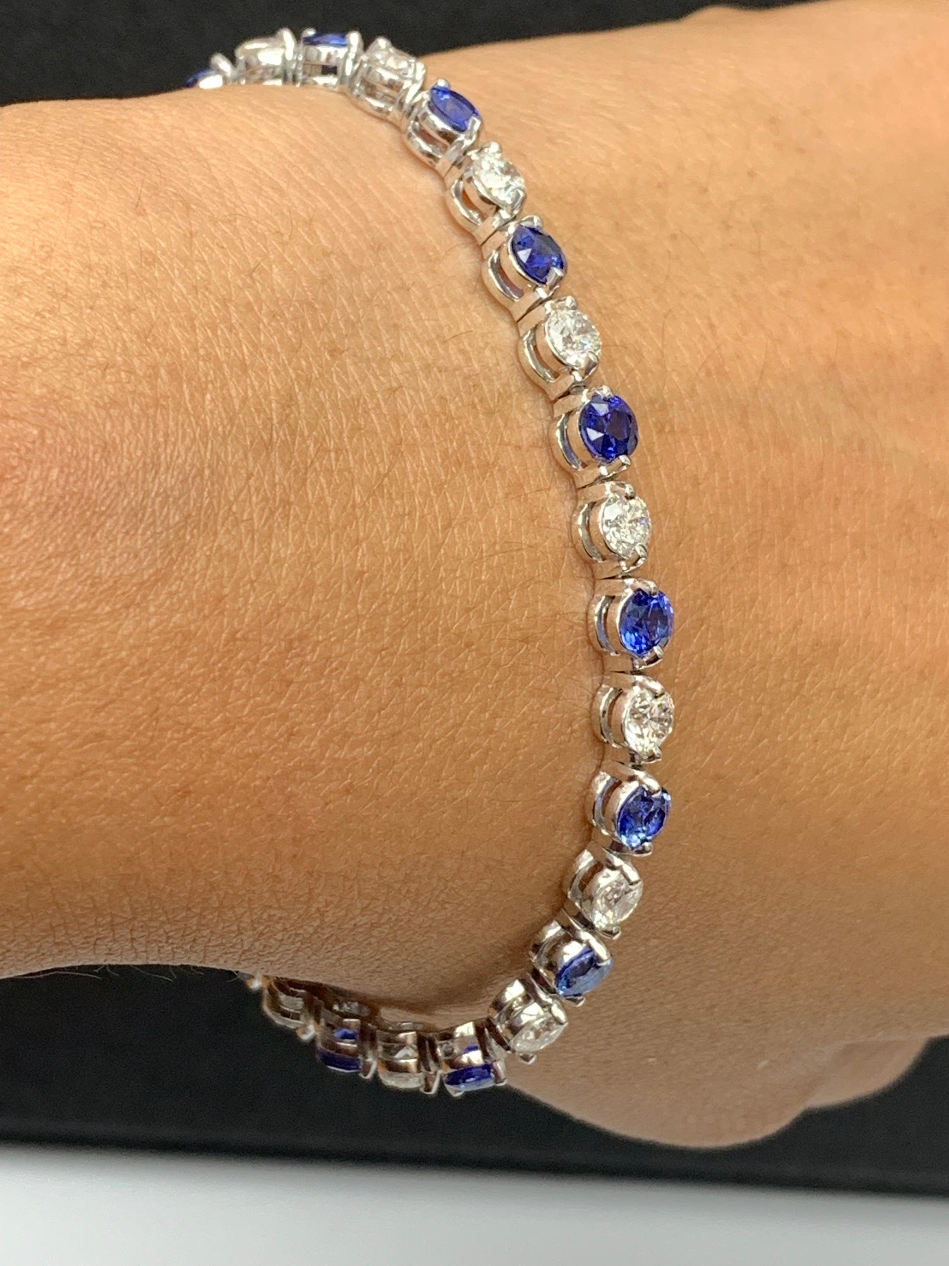Un superbe bracelet serti de 16 saphirs bleus vibrants pesant 4.10 carats au total. En alternance avec ces saphirs bleus se trouvent 16 diamants ronds étincelants pesant 3,92 carats au total. Serti dans de l'or blanc 14k poli. Double mécanisme de