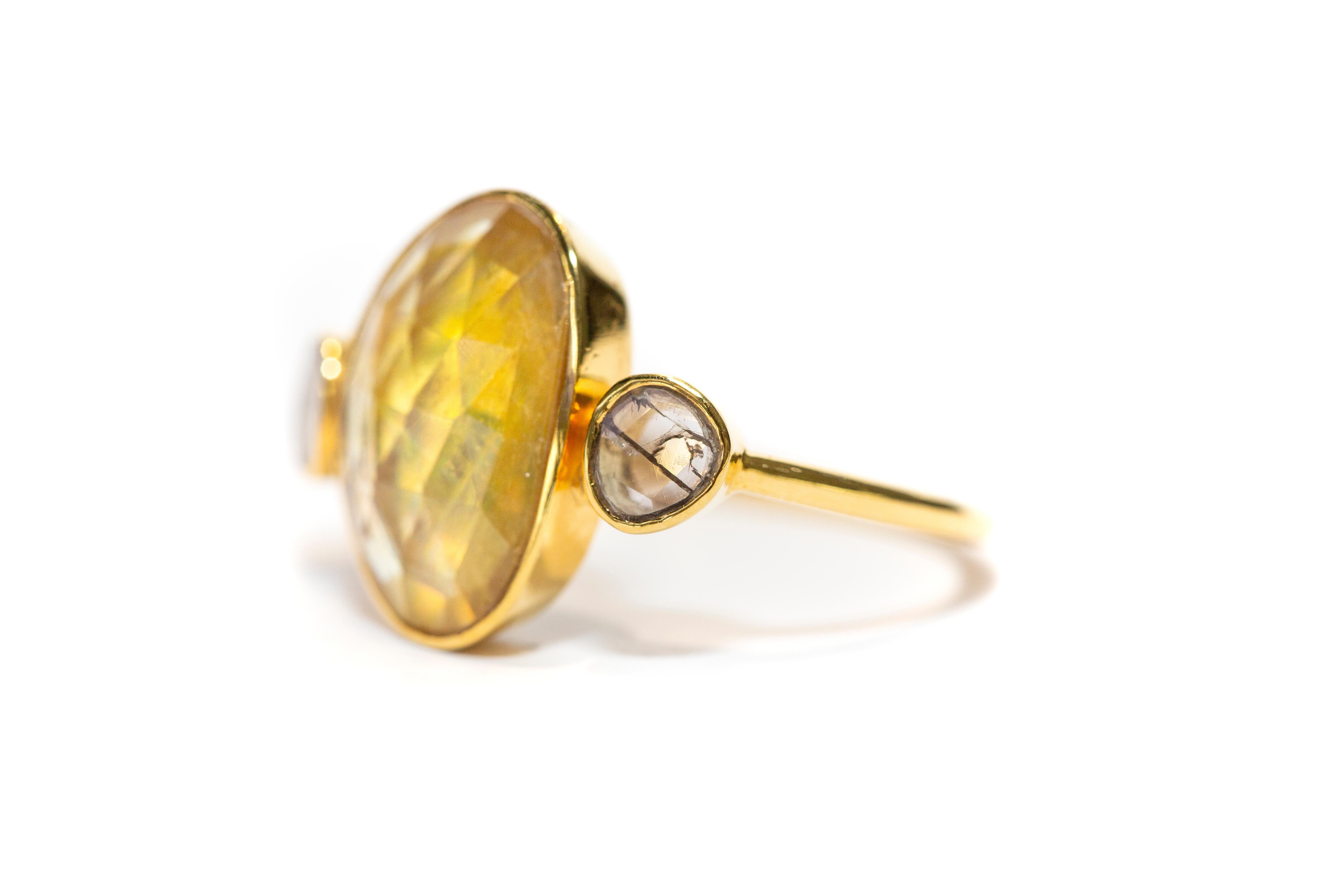 Contemporain Bague artisanale parisienne en or jaune 18 carats avec saphirs de 4,10 carats et diamants taille rose en vente