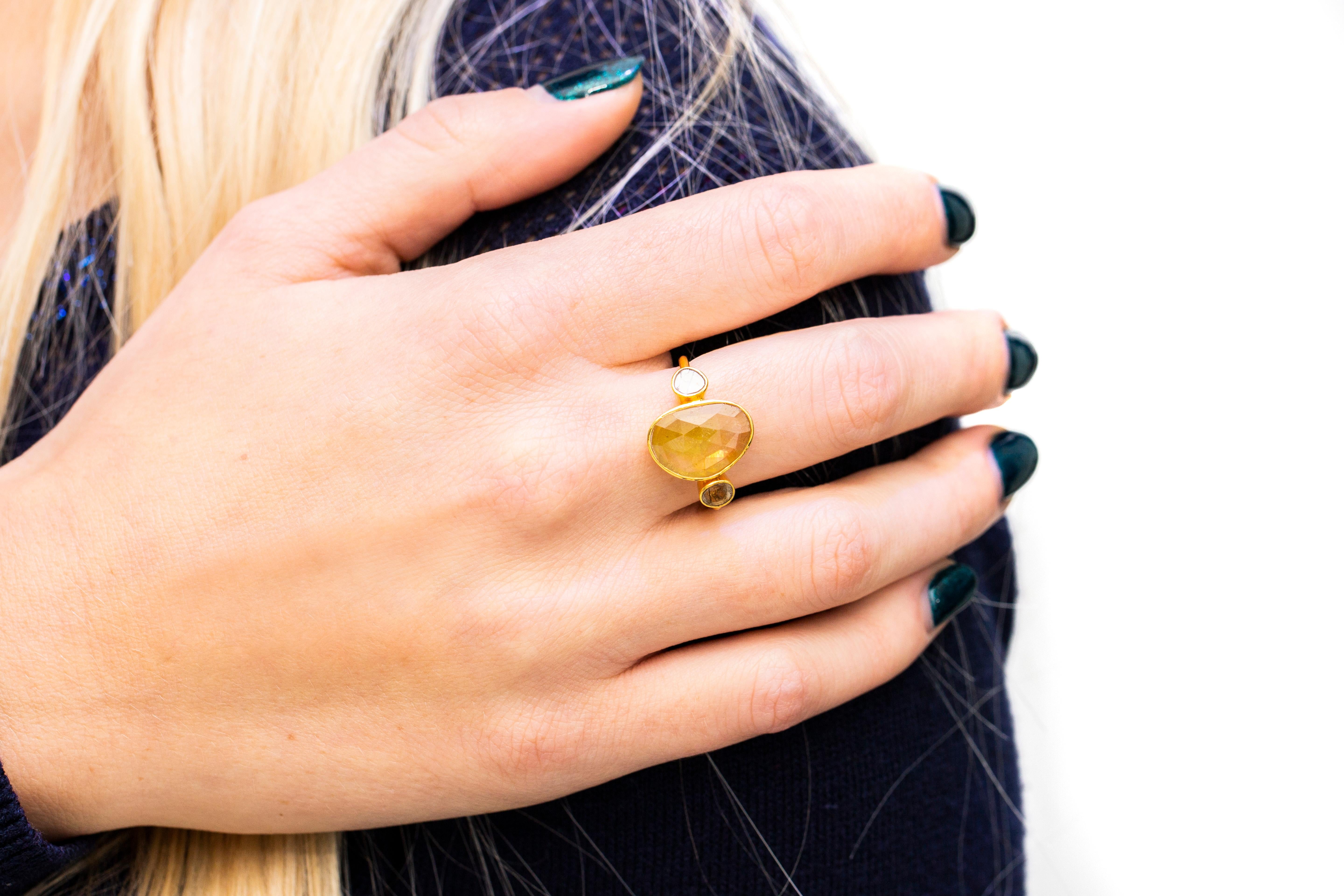 Contemporary 4.10 Carat Sapphire Diamond Rose Cut 18 KT Yellow Gold Paris Artisan Ring For Sale