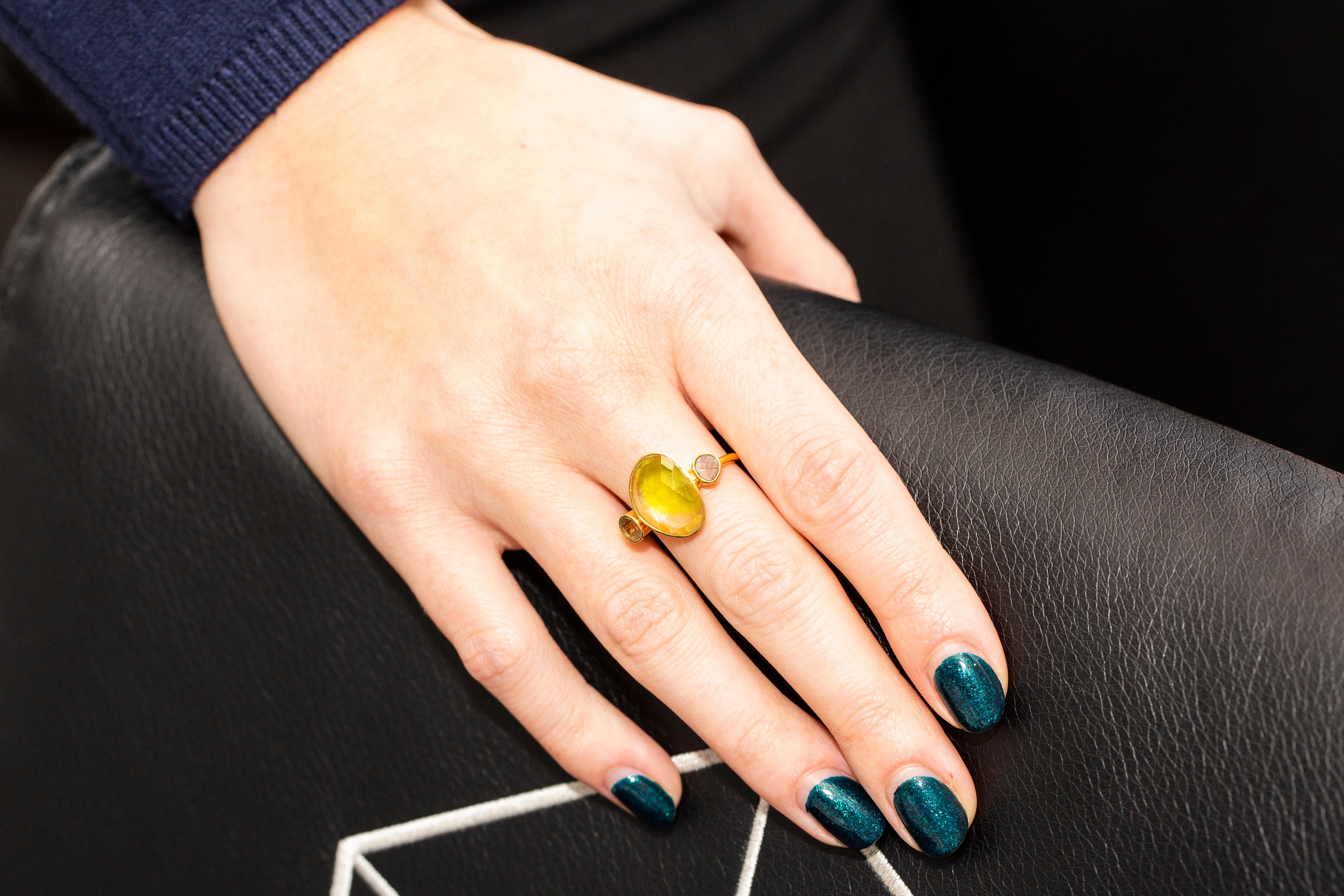 Bague artisanale parisienne en or jaune 18 carats avec saphirs de 4,10 carats et diamants taille rose Pour femmes en vente