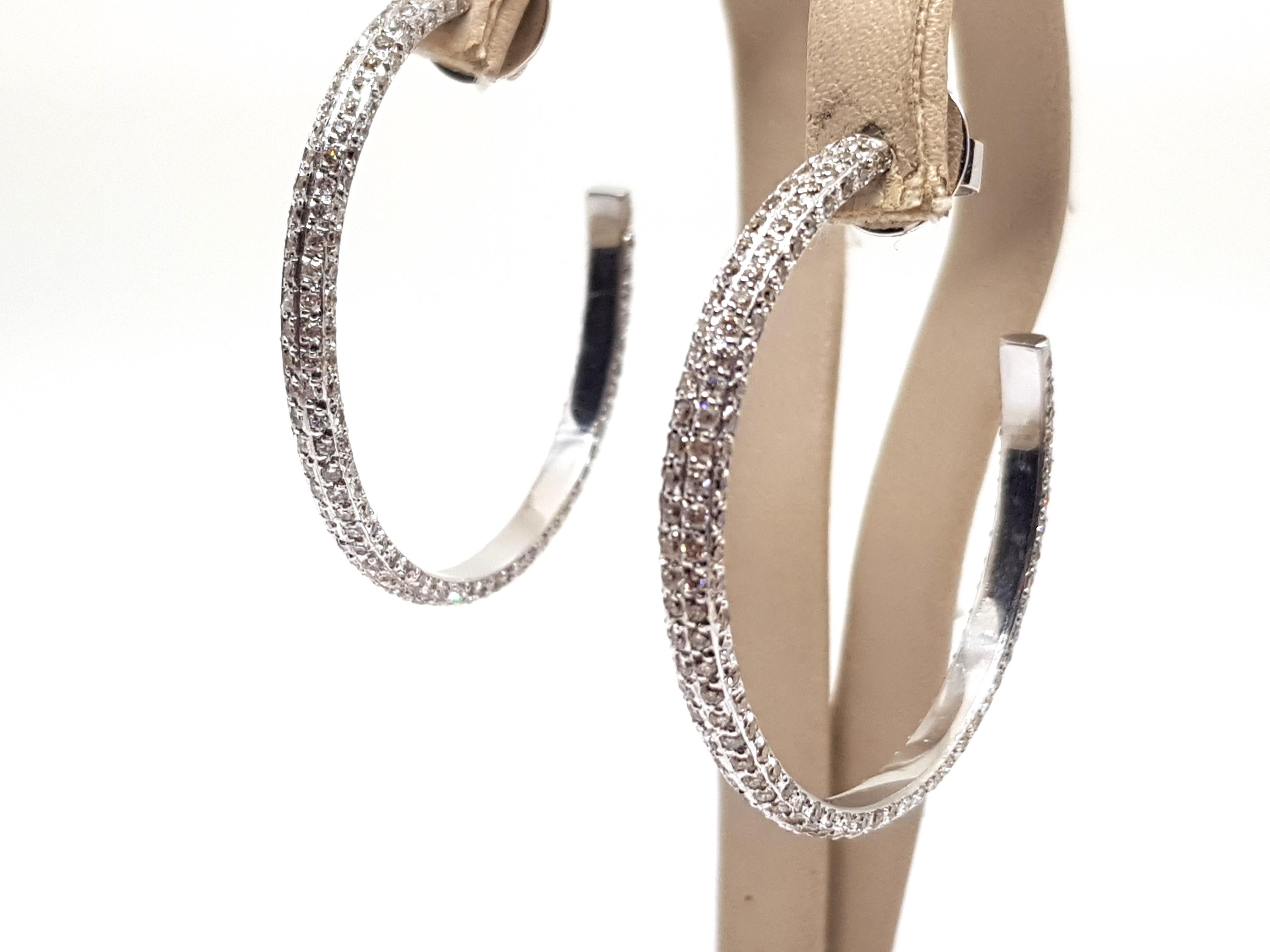 4.10 Carat White Gold Diamond Hoops In New Condition For Sale In Antwerp, BE
