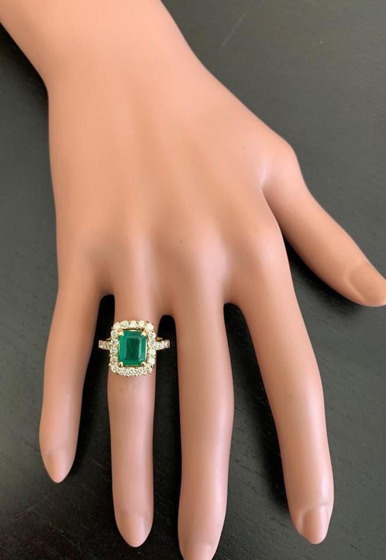 Women's 4.10 Carat Natural Emerald and Diamond 18 Karat Solid Yellow Gold Ring For Sale
