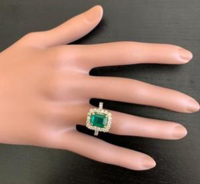 4.10 Carat Natural Emerald and Diamond 18 Karat Solid Yellow Gold Ring For Sale 1