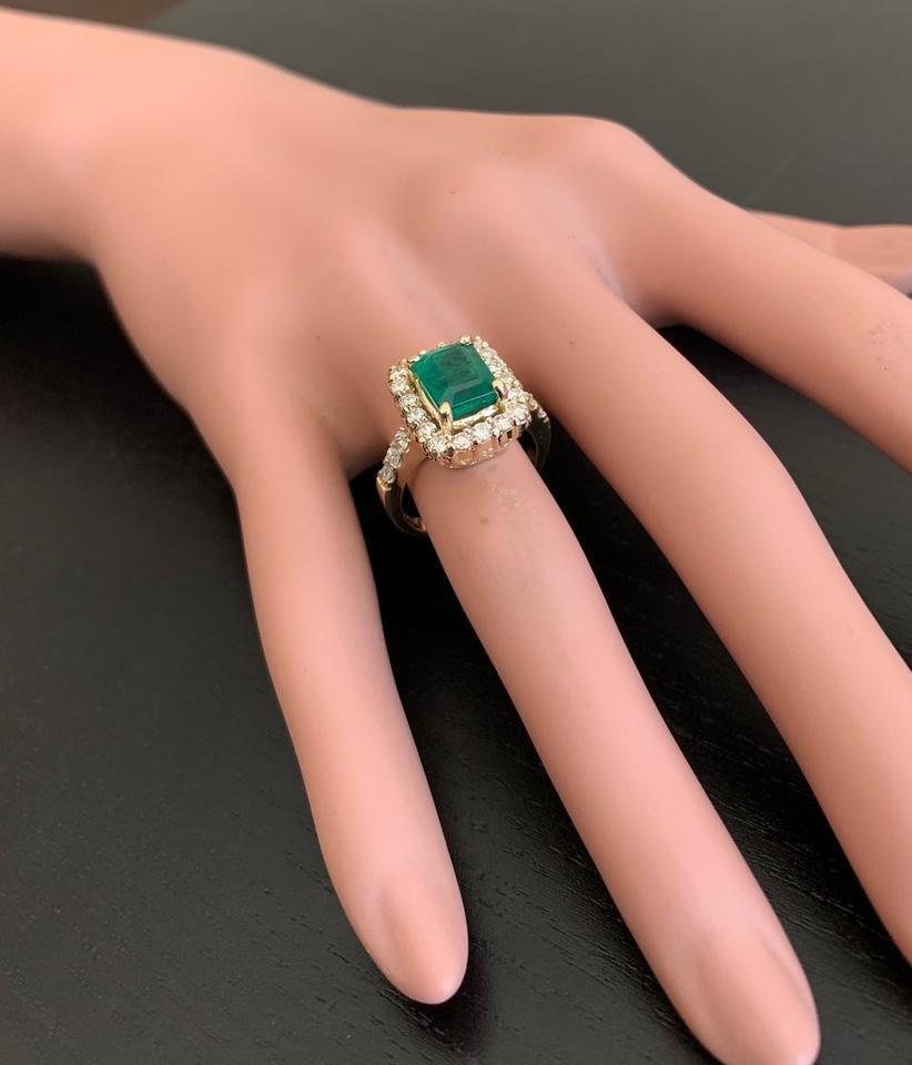 4.10 Carat Natural Emerald and Diamond 18 Karat Solid Yellow Gold Ring For Sale 1