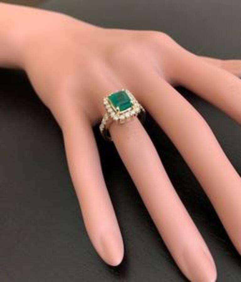 4.10 Carat Natural Emerald and Diamond 18 Karat Solid Yellow Gold Ring For Sale 2