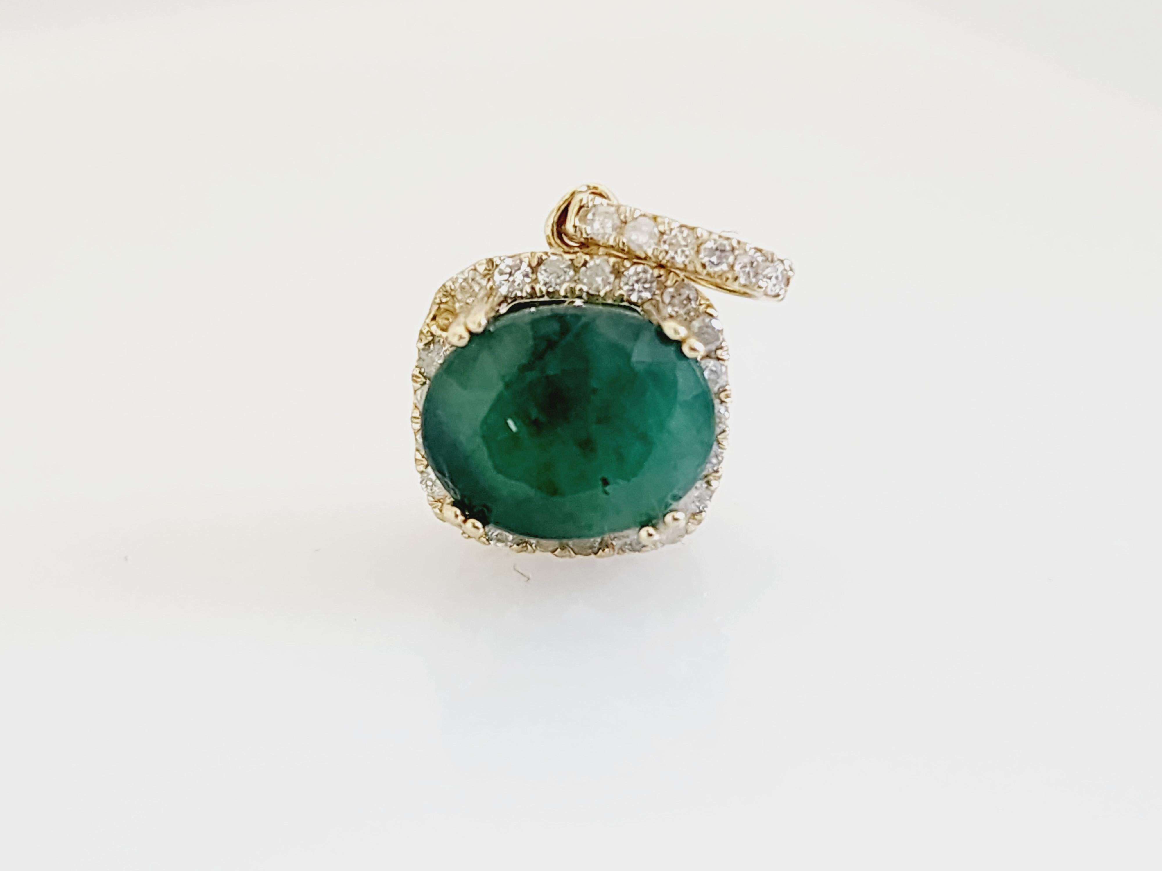3.80 Carats Natural Emerald Diamond Pendant Yellow Gold 14 Karat For Sale 1