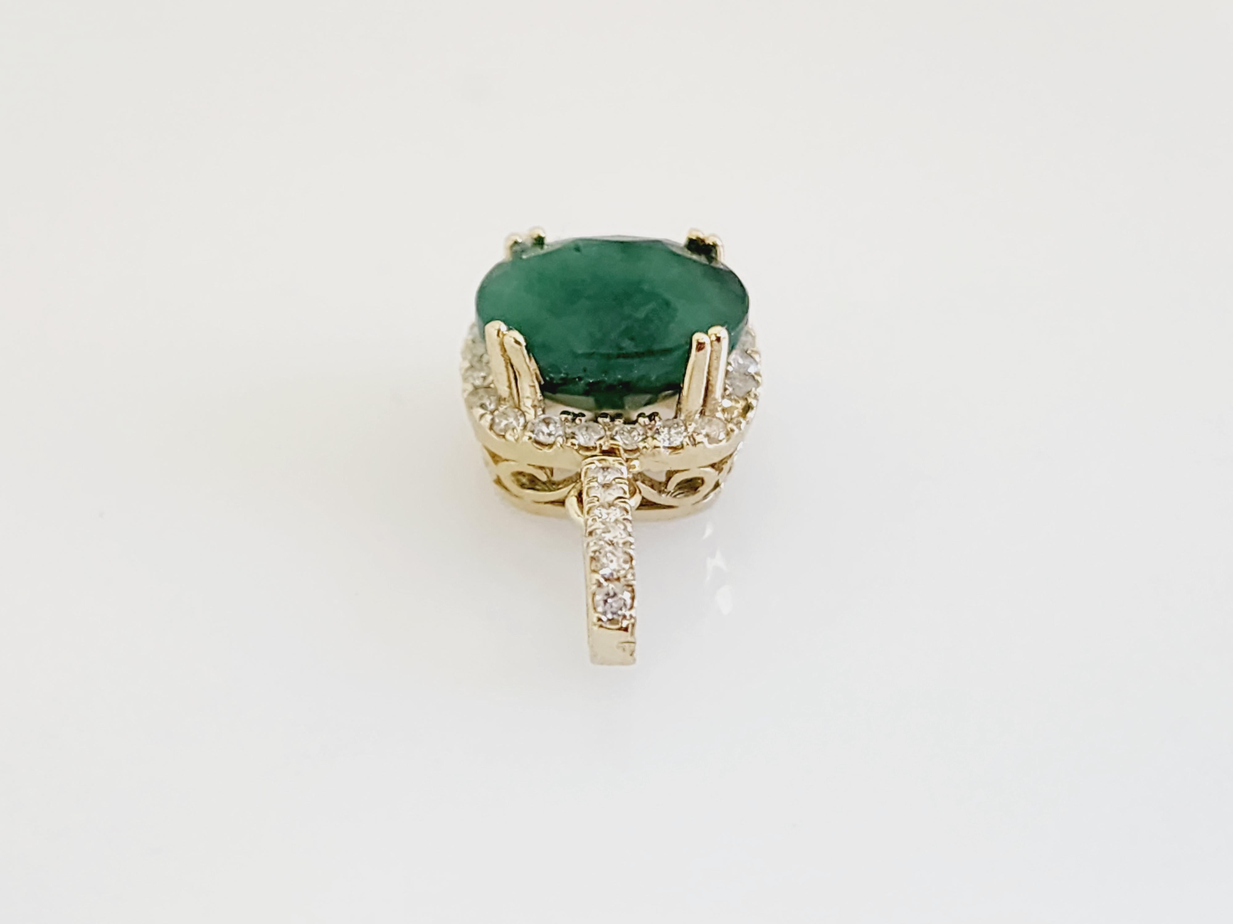 3.80 Carats Natural Emerald Diamond Pendant Yellow Gold 14 Karat For Sale 4