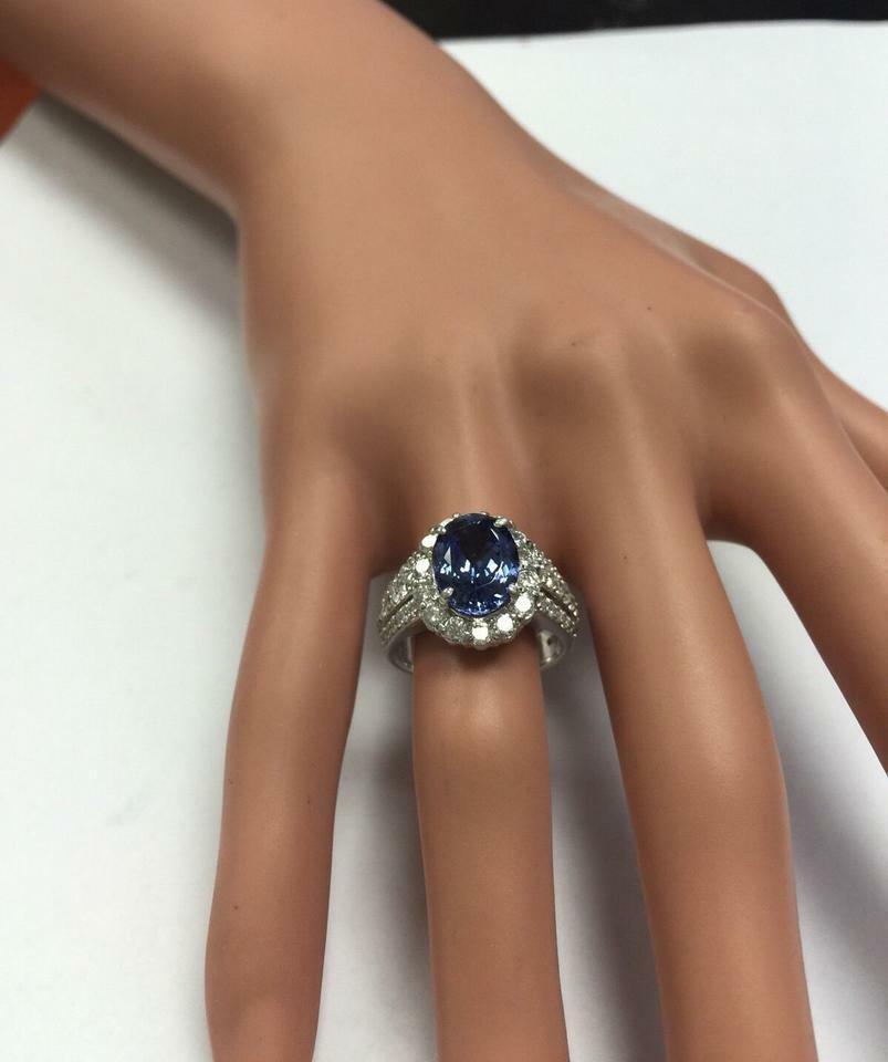 Women's 4.10 Carat Natural Very Nice Looking Tanzanite and Diamond 14 Karat Solid Gold For Sale