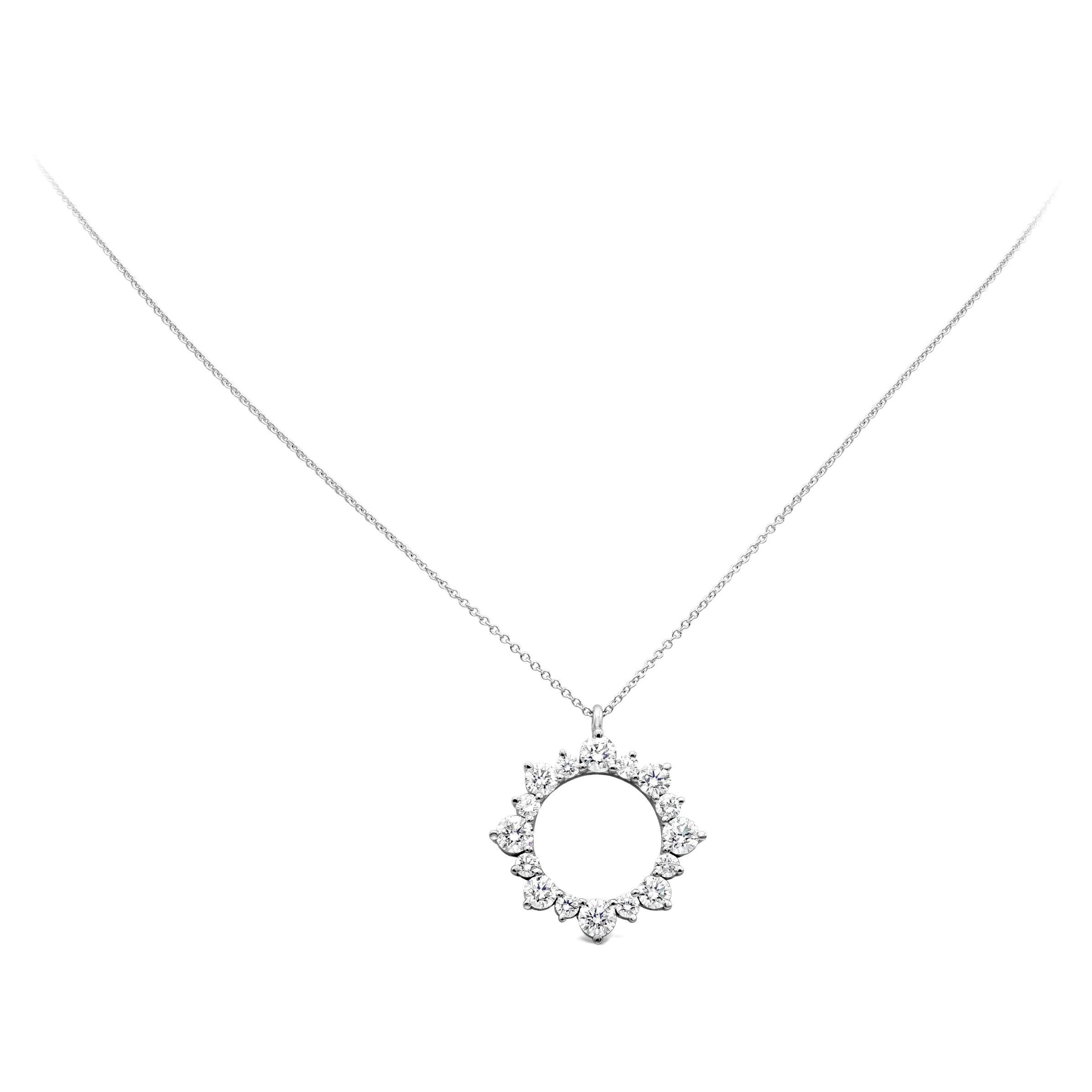Pendentif cercle en or blanc avec diamant de forme fantaisie de 4,10 carats au total en vente
