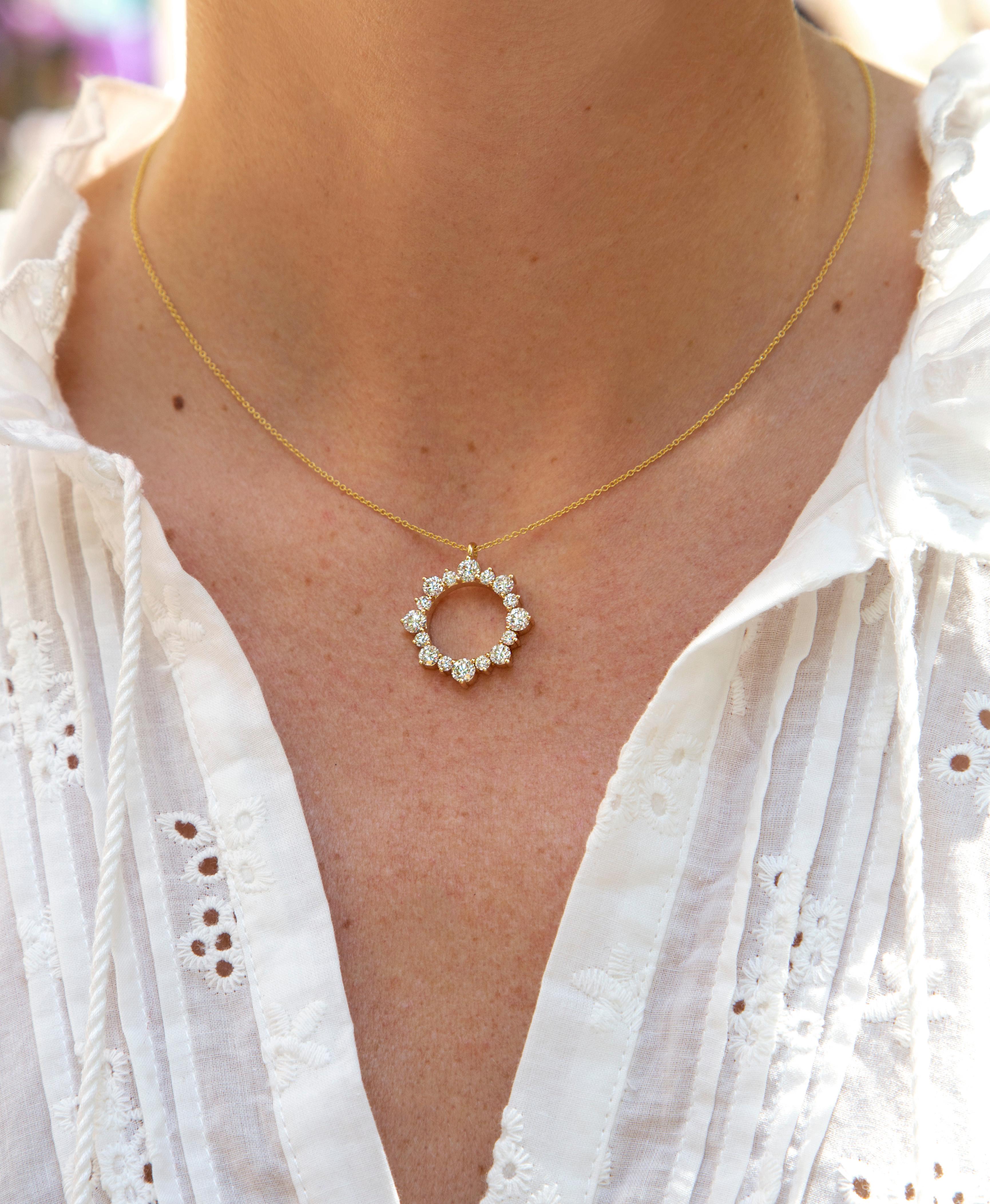 Contemporaneo Roman Malakov Diamonds, collana con ciondolo a forma di cerchio e diamanti a taglio rotondo da 4,10 carati totali in vendita