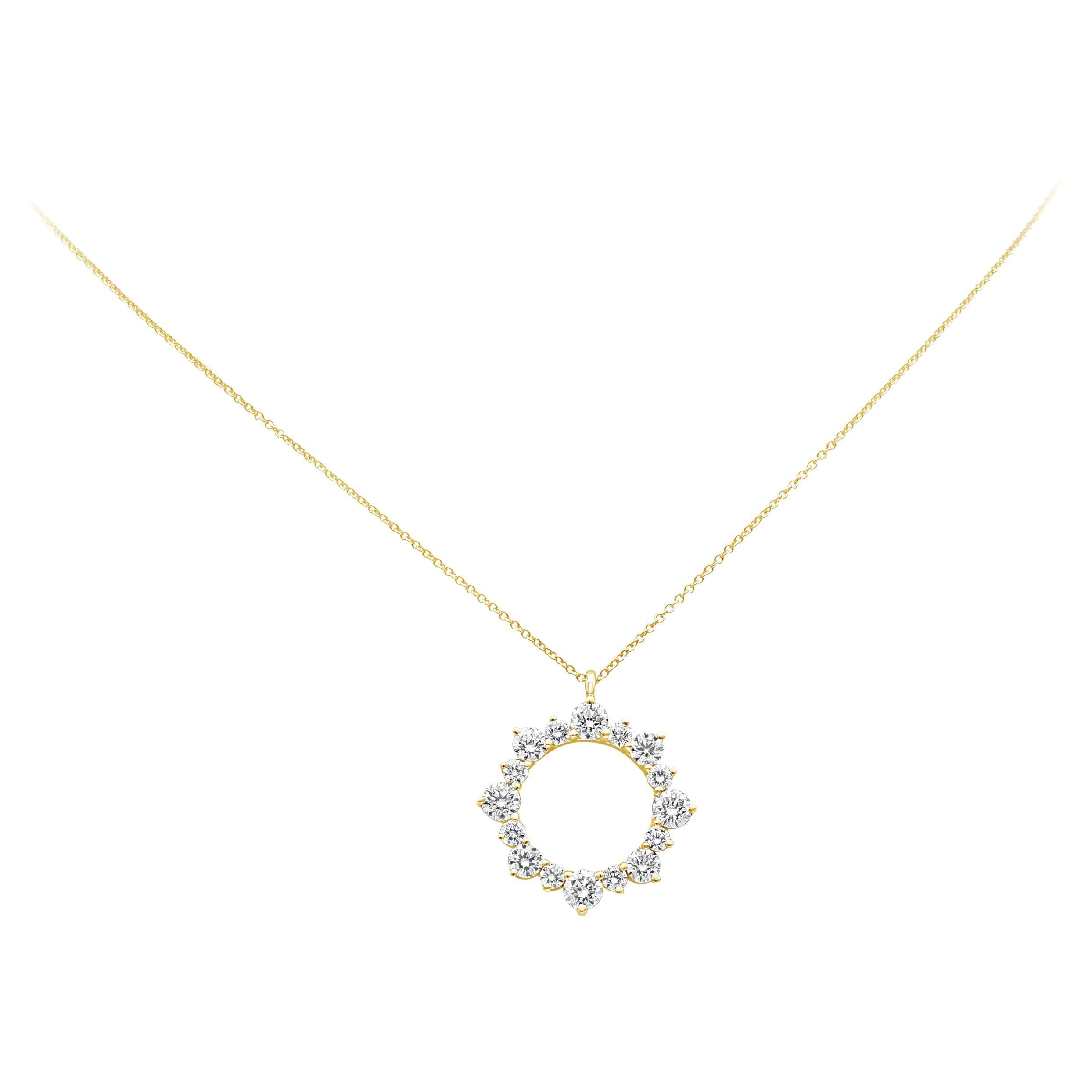 Pendentif en or jaune avec cercle de diamants de forme fantaisie de 4,10 carats au total