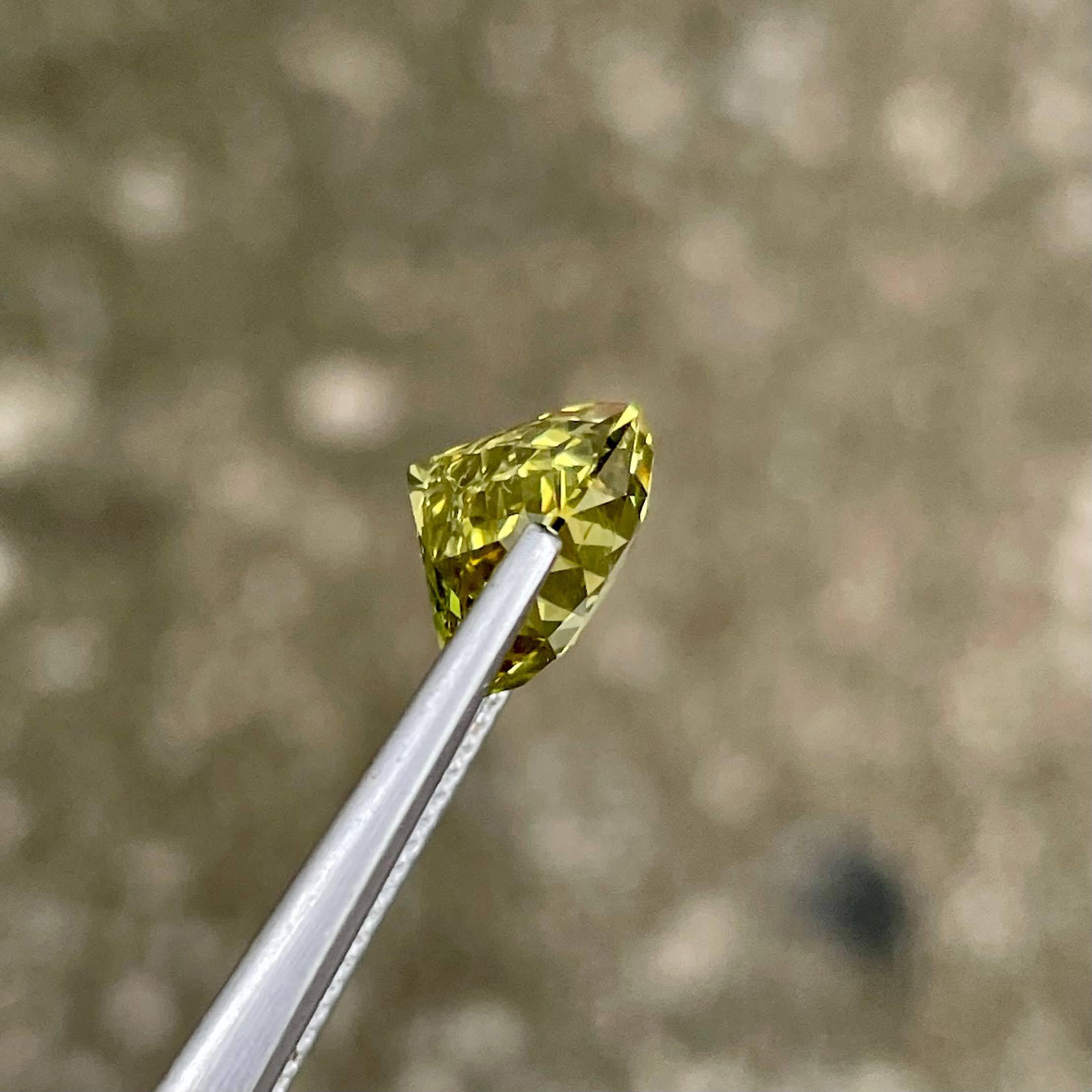 4.10 Carats Yellow Chrysoberyl Custom Precision Cut Natural Madagascar's Gem en venta 3