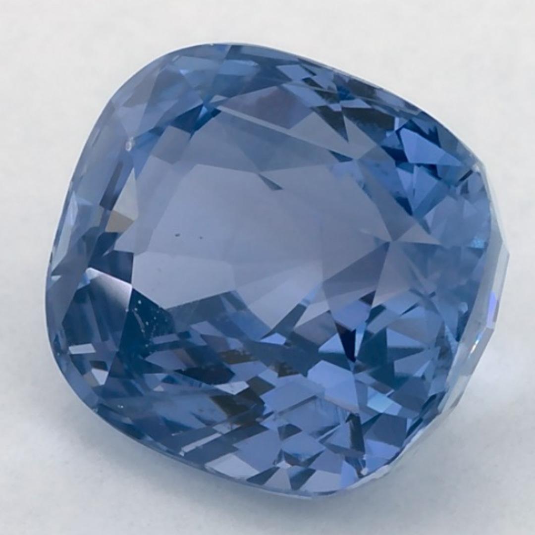 Este zafiro azul natural ofrece elegancia y sofisticación. Con su elegante tono de color, claridad y carácter natural, este zafiro es una elección excelente para crear joyas a medida, como anillos de compromiso, colgantes o piezas de herencia.

Este