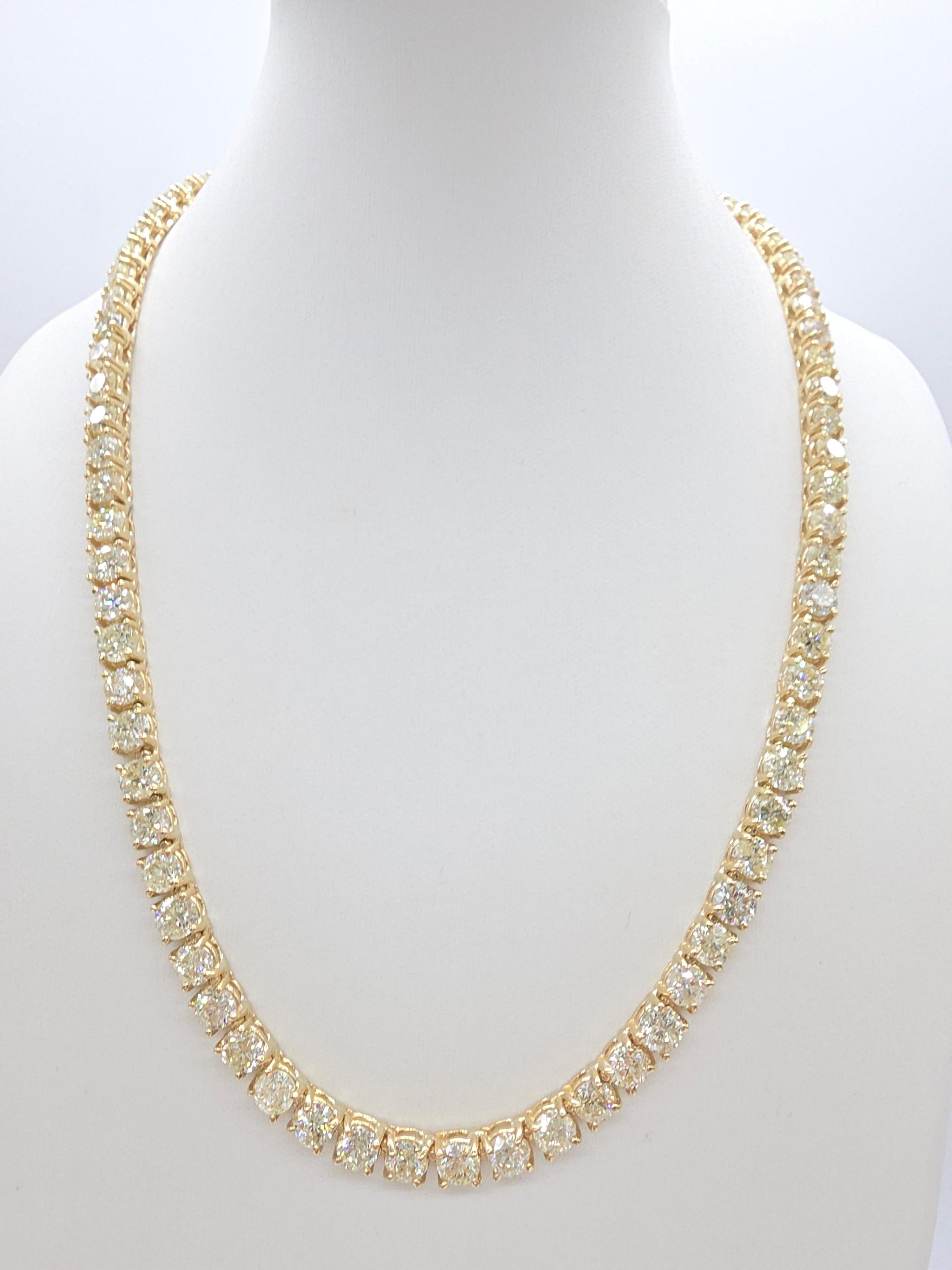 Un impresionante collar tenis de diamantes naturales de 41,05 quilates elaborado en lujoso oro amarillo de 14 quilates. Esta pieza clásica presenta diamantes blancos redondos talla brillante, meticulosamente engastados en un diseño atemporal de