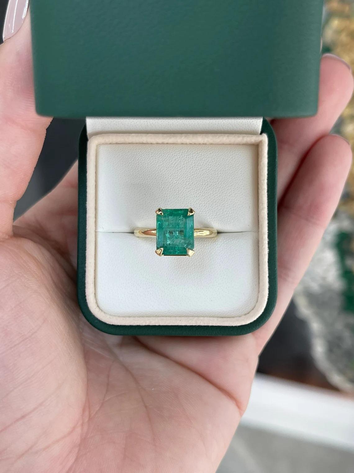 Moderne 4.10ct 18K Four Prong Medium Mossy Green Emerald Cut Emerald Solitaire Ring en vente
