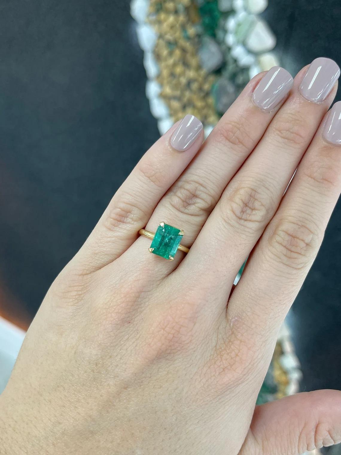 Taille émeraude 4.10ct 18K Four Prong Medium Mossy Green Emerald Cut Emerald Solitaire Ring en vente