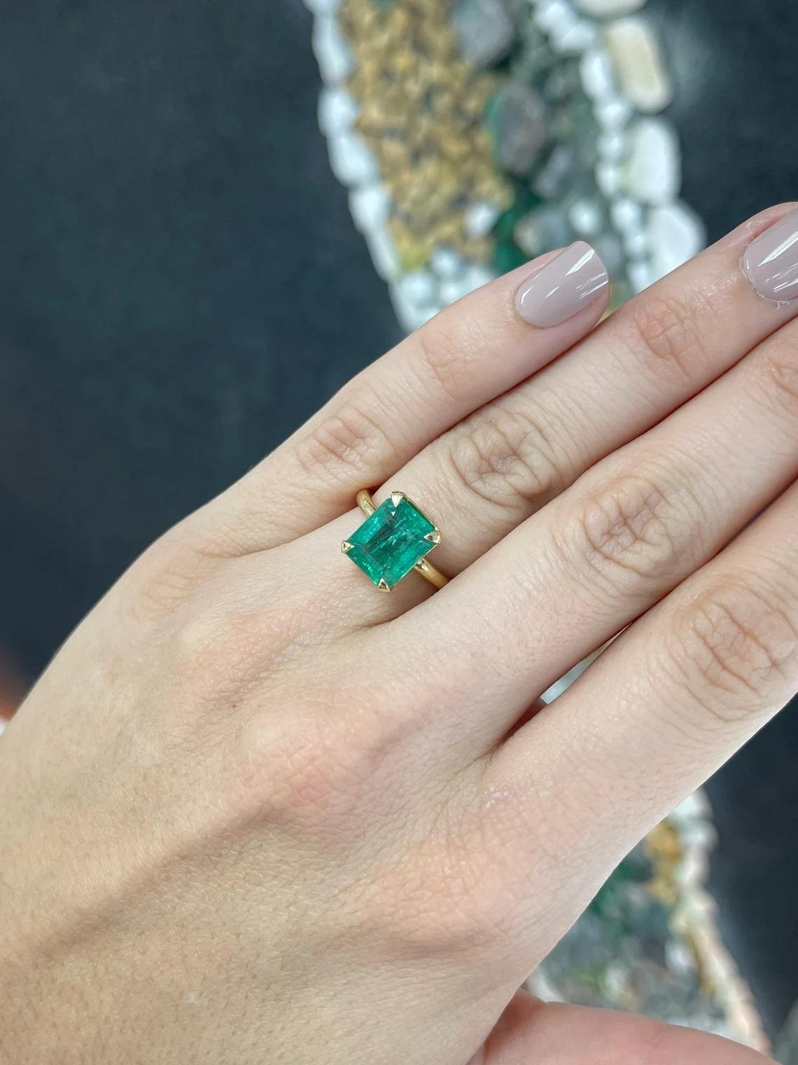 4.10ct 18K Four Prong Medium Mossy Green Emerald Cut Emerald Solitaire Ring Neuf - En vente à Jupiter, FL