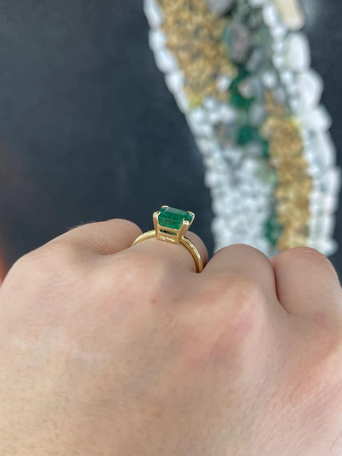4.10ct 18K Four Prong Medium Mossy Green Emerald Cut Emerald Solitaire Ring Pour femmes en vente