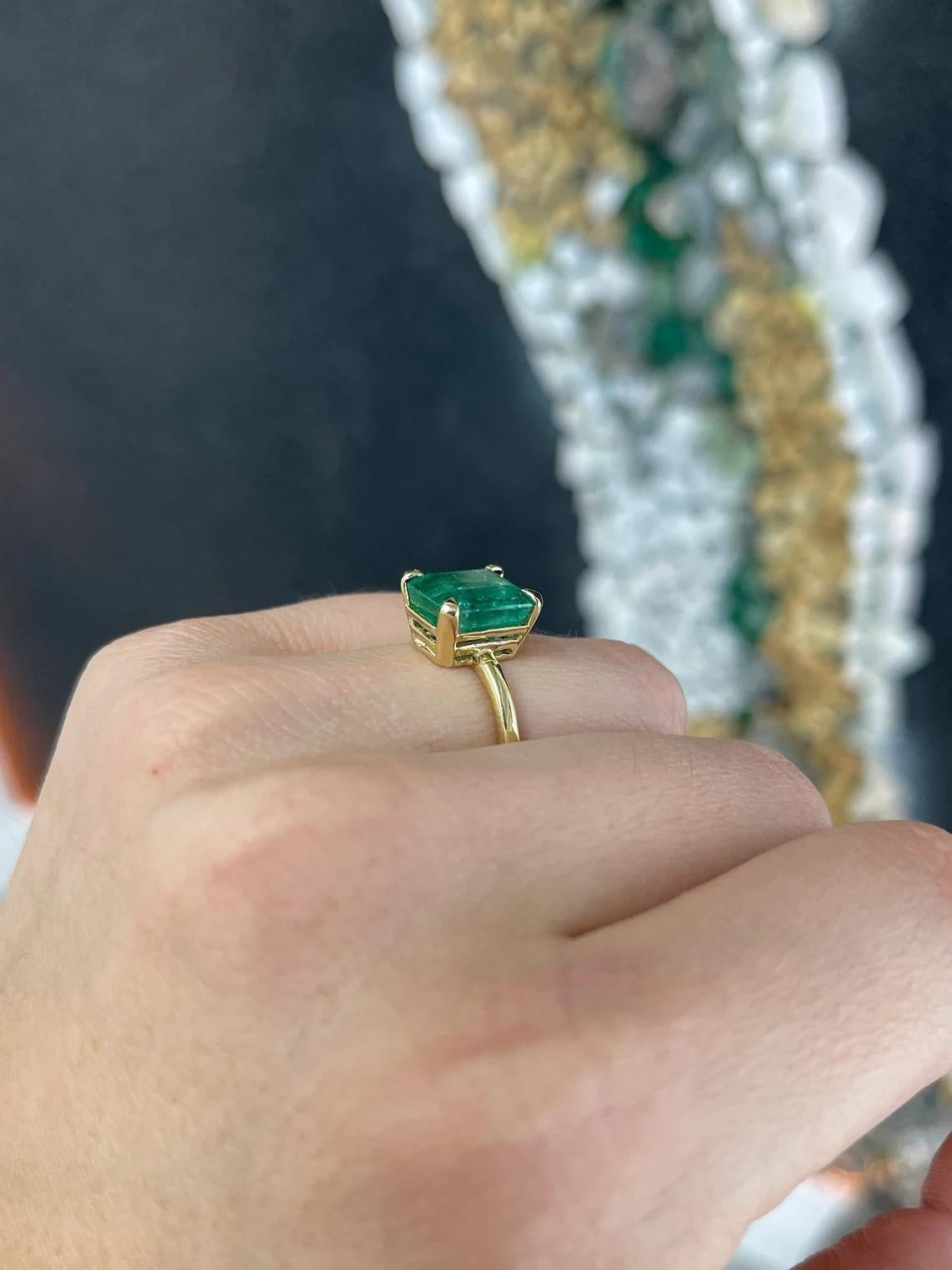4.10ct 18K Four Prong Medium Mossy Green Emerald Cut Emerald Solitaire Ring en vente 1