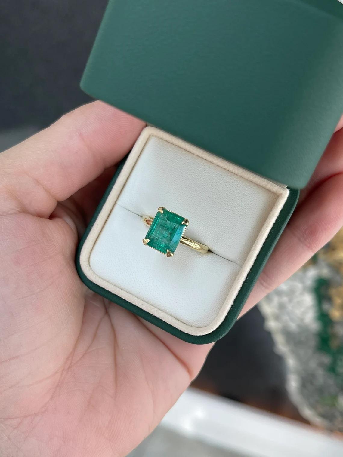 4.10ct 18K Four Prong Medium Mossy Green Emerald Cut Emerald Solitaire Ring en vente 2