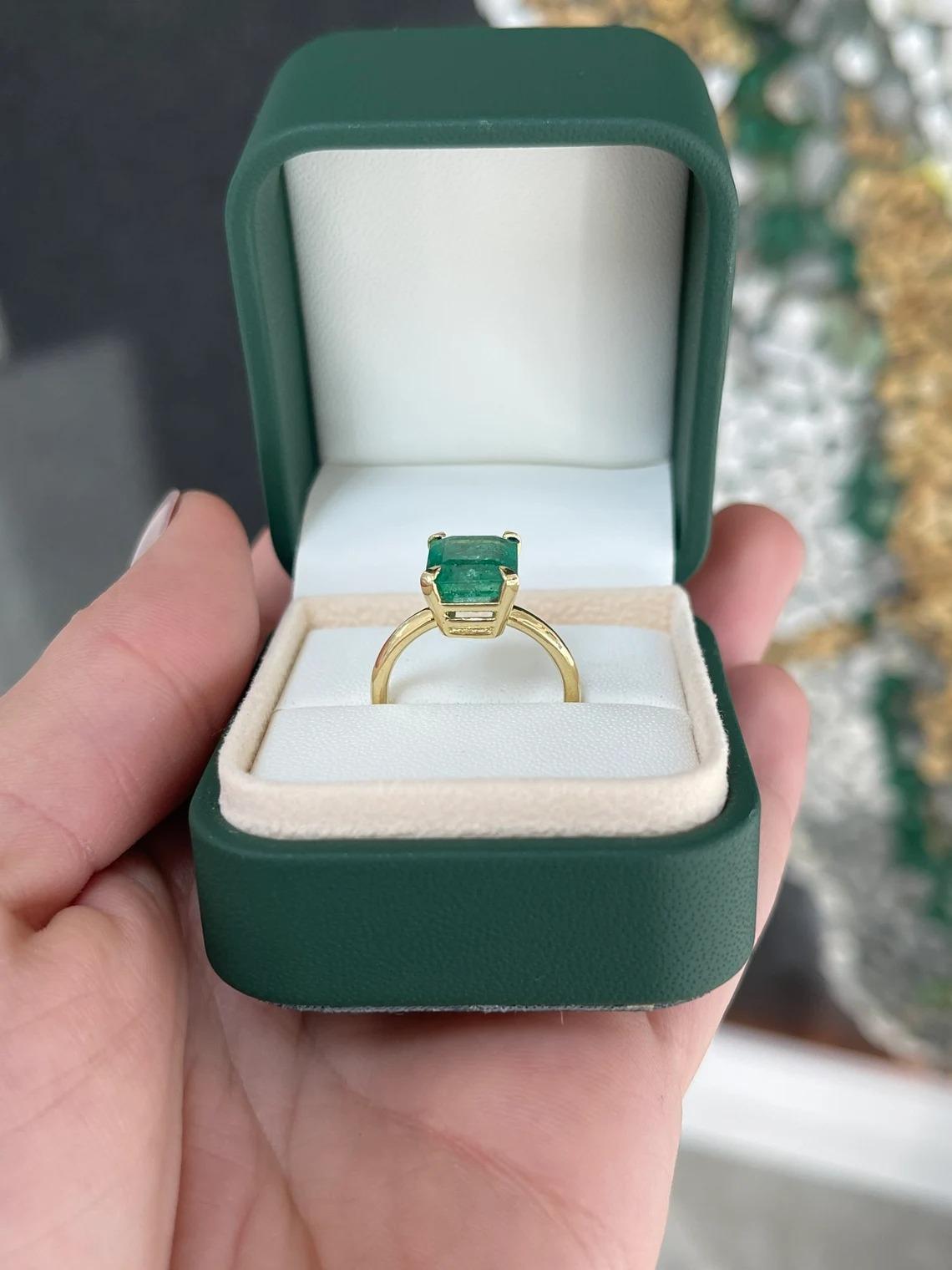 4.10ct 18K Four Prong Medium Mossy Green Emerald Cut Emerald Solitaire Ring en vente 3