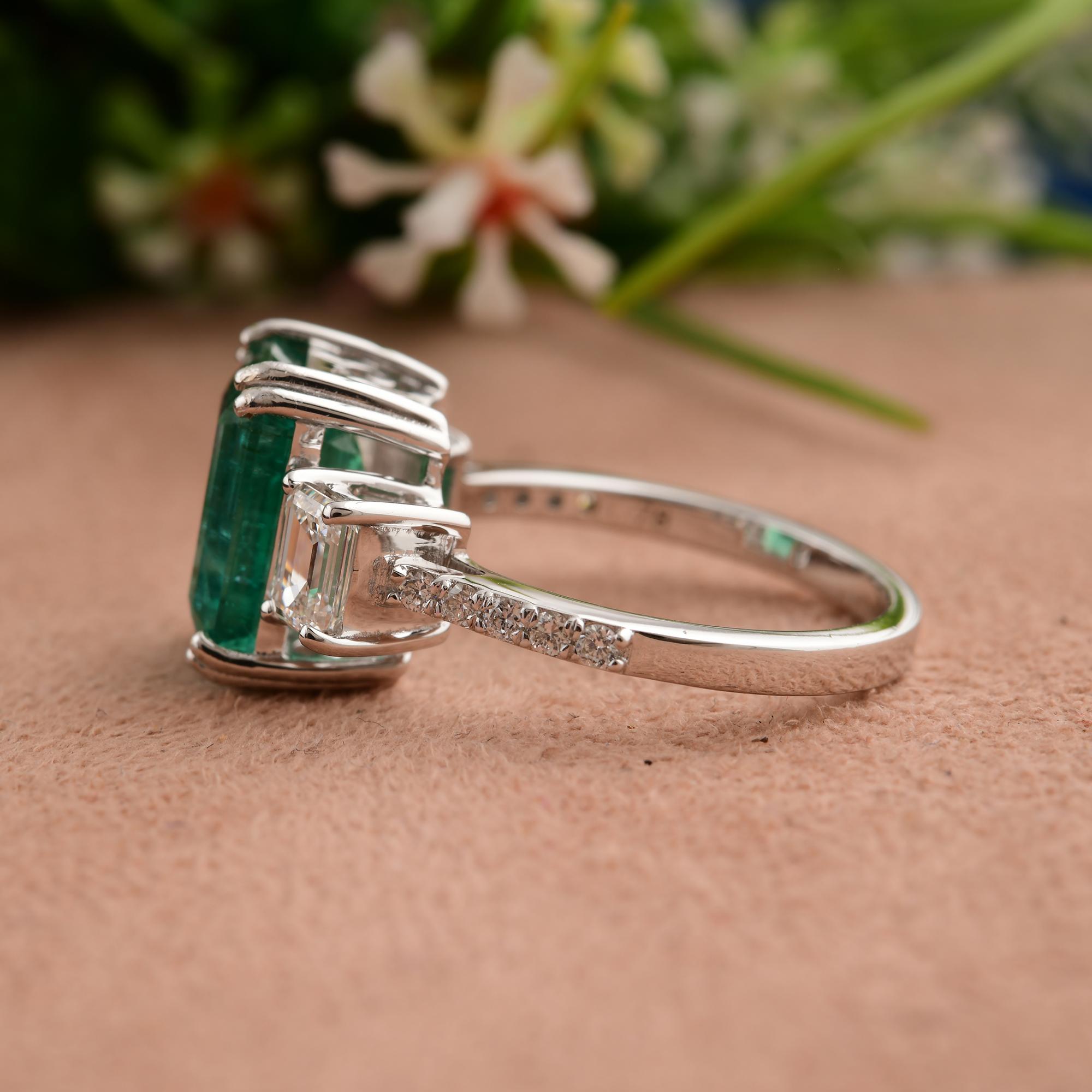 En vente :  Bague de fiançailles en or blanc 14k avec halo d'émeraudes et de diamants de 4,10 carats 9