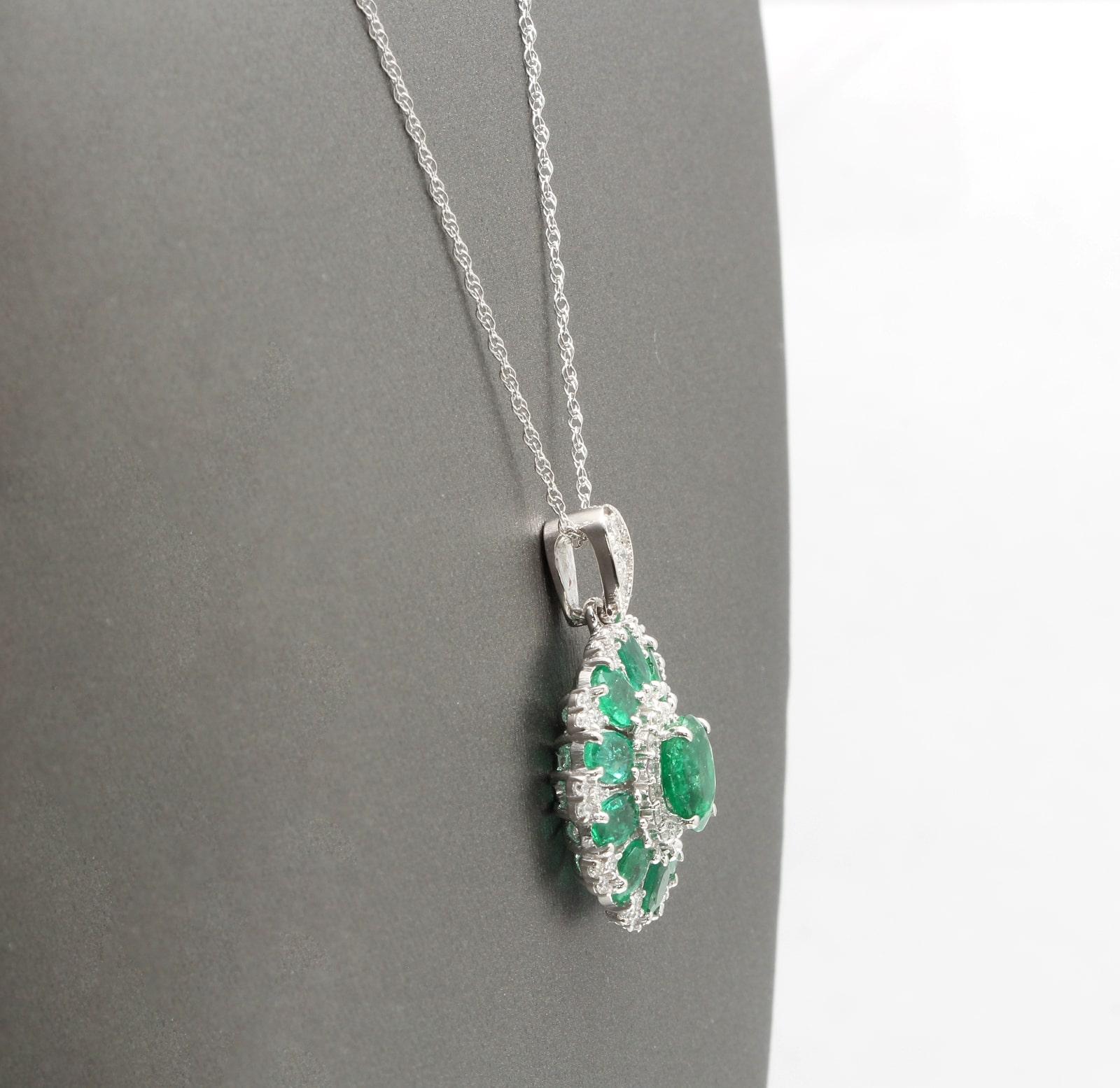 Mixed Cut 4.10Ct Natural Emerald and Diamond 14K Solid White Gold Necklace For Sale