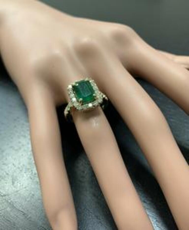 Women's 4.10 Carat Natural Emerald and Diamond 14 Karat Solid Yellow Gold Ring For Sale