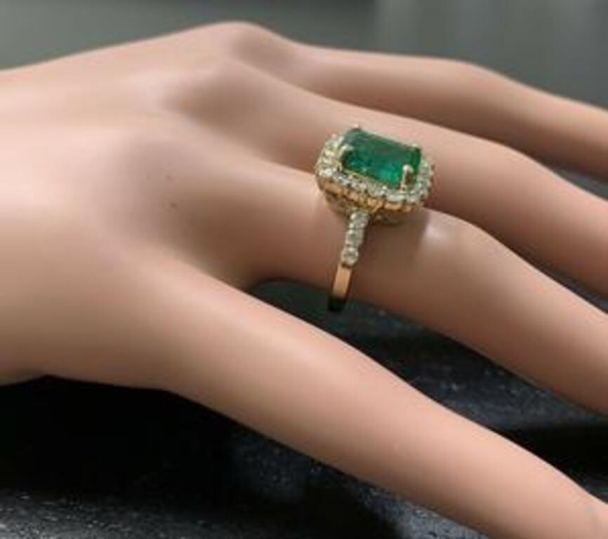 4.10 Carat Natural Emerald and Diamond 14 Karat Solid Yellow Gold Ring For Sale 1